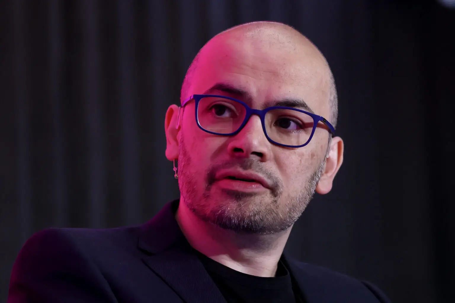 Die Geschichte von Demis Hassabis liest sich wie ein modernes Märchen der Technologiewelt. Als Schach-Wunderkind begann er seine außergewöhnliche Karriere und erreichte bereits mit 13 Jahren Meisterstandard mit einer beeindruckenden Elo-Bewertung von 2300. Statt sich jedoch auf Schach zu konzentrieren, wandte er seine analytischen Fähigkeiten der Videospiel-KI zu, bevor er schließlich DeepMind gründete – das Unternehmen, das die KI-Welt mit Durchbrüchen wie AlphaGo und AlphaFold revolutionierte.