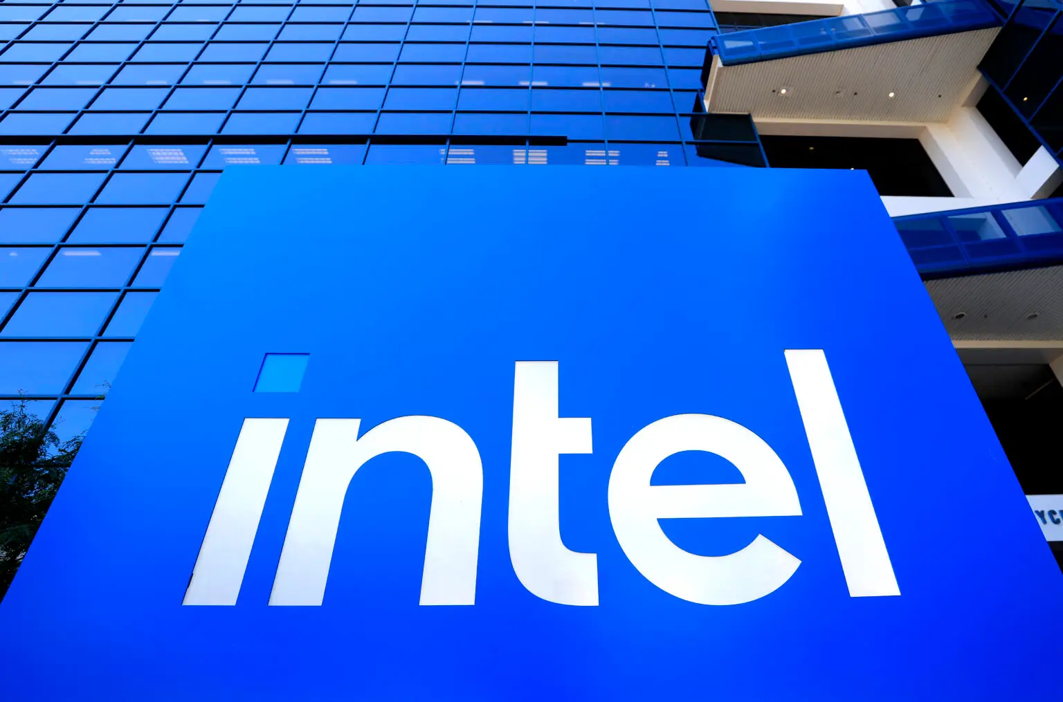 Die Welt der Technologiegiganten erlebt ein beispielloses Drama: Intel, einst Kronjuwel der amerikanischen Halbleiterindustrie, kämpft um seine Zukunft.