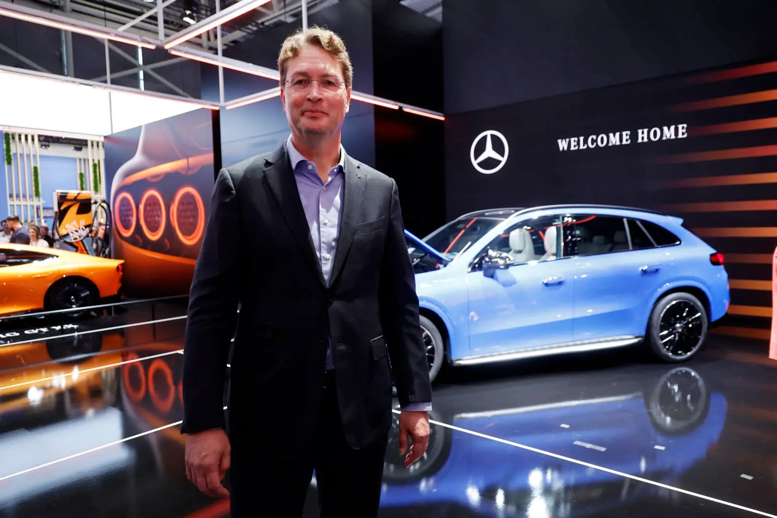 Der schwedischstämmige CEO der Mercedes-Benz Group AG steuert den Konzern in neue Gewässer. Seit seiner Ernennung zum Vorstandsvorsitzenden im Mai 2019 verfolgt Ola Källenius eine klare Strategie: Mercedes soll nicht nur Premium-Fahrzeuge bauen, sondern auch mit digitalen Services nachhaltige Einnahmequellen erschließen.