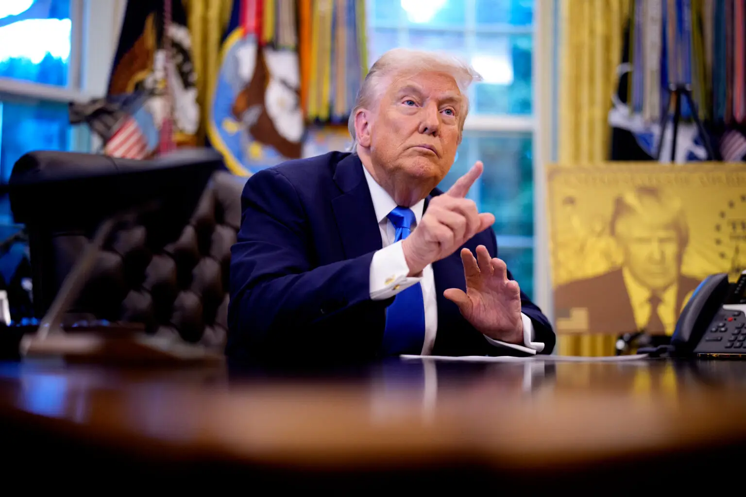 Trumps radikale Visa-Reform schreibt die Regeln des globalen Tech-Talentwettbewerbs neu. Mit einem Federstrich hat der US-Präsident am 19. September 2025 eine zusätzliche einmalige Gebühr von 100.000 Dollar pro Antrag für neue H-1B-Visa eingeführt – eine Maßnahme, die bereits zwei Tage später in Kraft trat und die Tech-Giganten in Alarmbereitschaft versetzt. Während Silicon-Valley-CEOs verzweifelt nach Lösungen suchen, öffnet sich für Europas Tech-Ökosysteme ein historisches Zeitfenster. Der Kampf um die klügsten Köpfe der Welt erfährt eine dramatische Wendung.