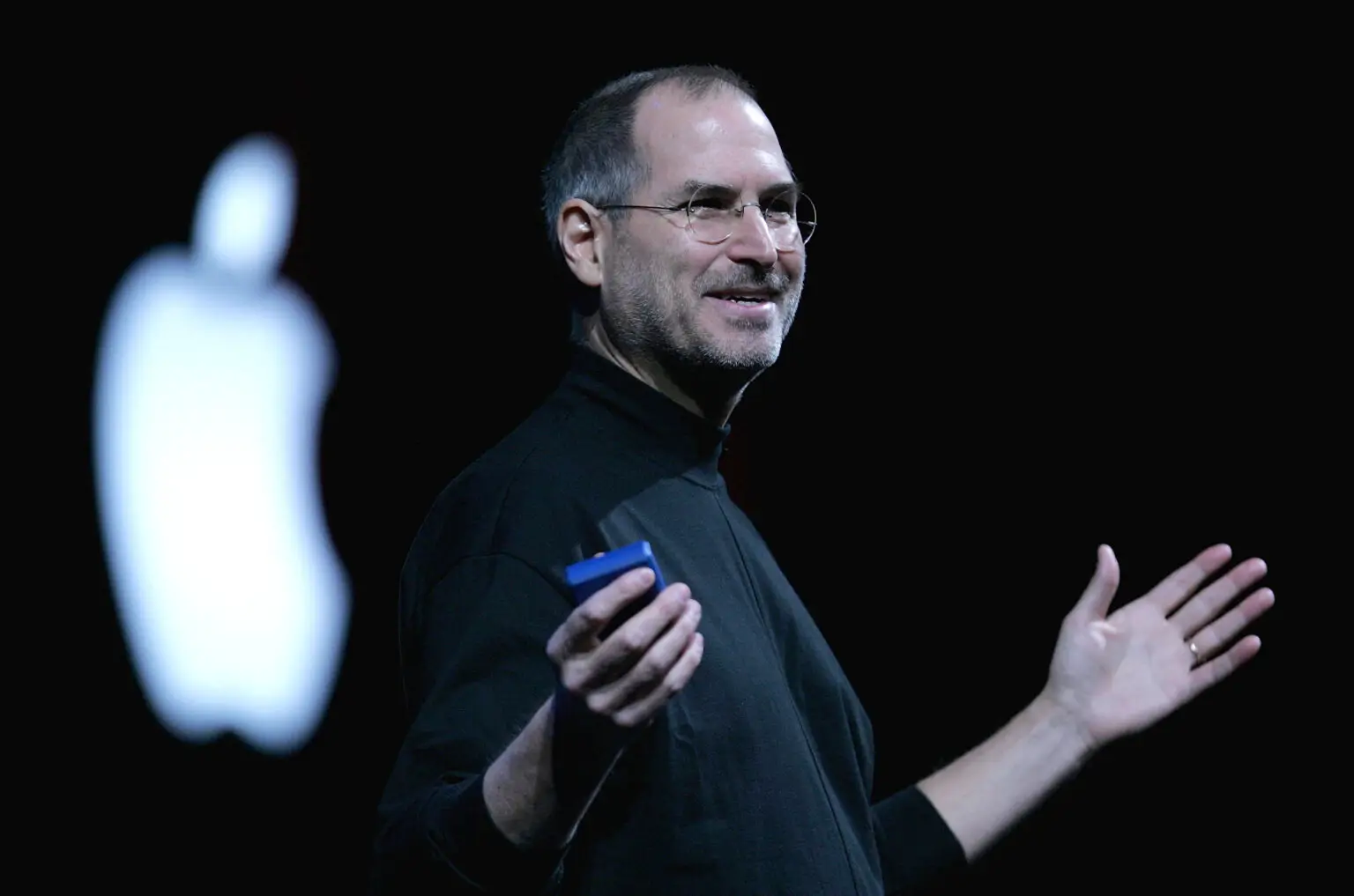 Jobs' Keynotes waren Meisterwerke der klaren Kommunikation. Während Konkurrenten ihre Präsentationen mit technischen Spezifikationen und Marketingsprech überfrachteten, reduzierte Jobs komplexe Produkte auf ihre Essenz.