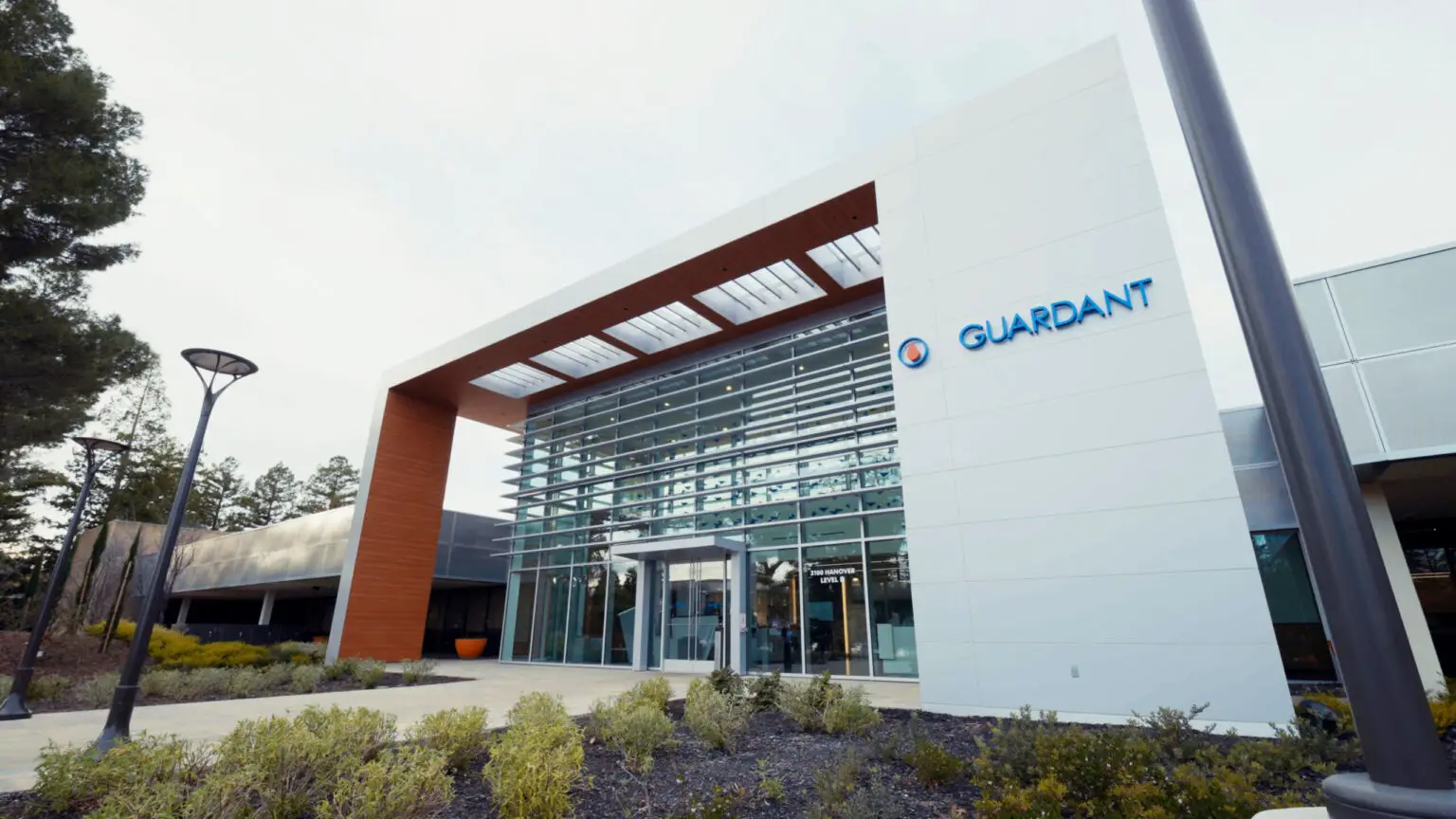 Während Mammographien nur Brustkrebs und Koloskopien nur Darmkrebs erkennen können, erfasst ein einziger Liquid-Biopsy-Test von Guardant Health potenziell über ein Dutzend verschiedener Krebsarten