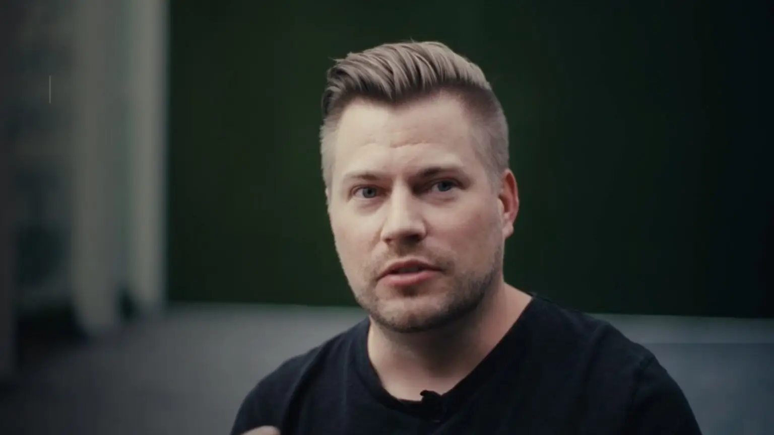 Karri Saarinen bringt einen beeindruckenden Track-Record in die Softwarewelt ein. Als ehemaliger Principal Designer bei Airbnb prägte er maßgeblich deren Design-Systeme und Produkterfahrung. Seine Stationen als Founding Designer bei Coinbase und Co-Founder von Kippt (später von Coinbase übernommen) formten seine Vision für nutzerfreundliche Produkte mit Substanz. Diese Erfahrungen fließen heute direkt in Linears Erfolgsrezept ein.