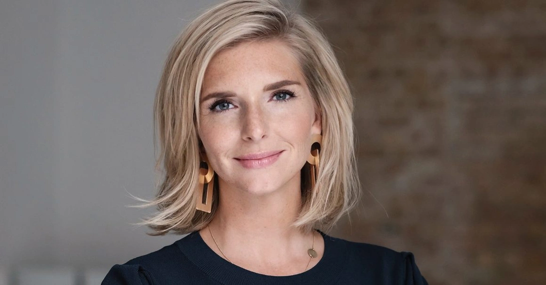 Die Gerüchte um Lea-Sophie Cramers nächsten unternehmerischen Schritt elektrisieren die deutsche Startup-Szene. Die Amorelie-Gründerin, die den Erotikmarkt aus der Schmuddelecke holte, steht möglicherweise vor ihrer nächsten disruptiven Gründung – diesmal im Sportbereich.
