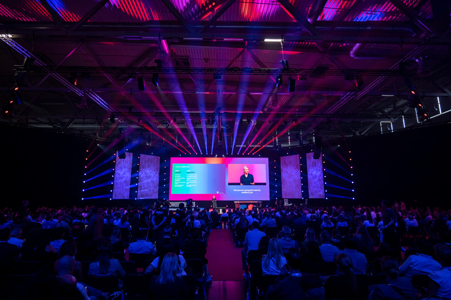 Die Zahlen machen zumindest die Veranstalter happy: Mit über 40.000 Teilnehmern, mehr als 700 Ausstellern und rund 1.000 Speakern auf 17 Bühnen hat die DMEXCO 2025 alle bisherigen Rekorde mindestens eingestellt. Ein beeindruckendes Comeback nach den schwierigen Post-Corona-Jahren, in denen viele schon das langsame Sterben der klassischen Messeformate prophezeit hatten.