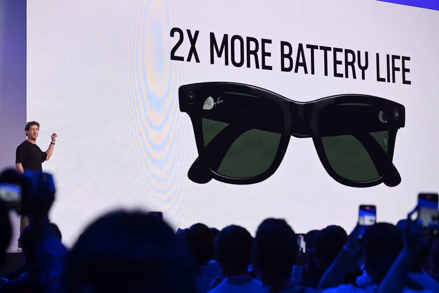 Die Meta Ray-Ban Display Brillen stellen einen Quantensprung in der Wearable-Technologie dar. Mit einem integrierten Farbdisplay im rechten Brillenglas und einer intuitiven Gestensteuerung über ein "sEMG" (surface electromyography) neurales Armband verwandelt Meta gewöhnliche Sonnenbrillen in leistungsstarke Computer.