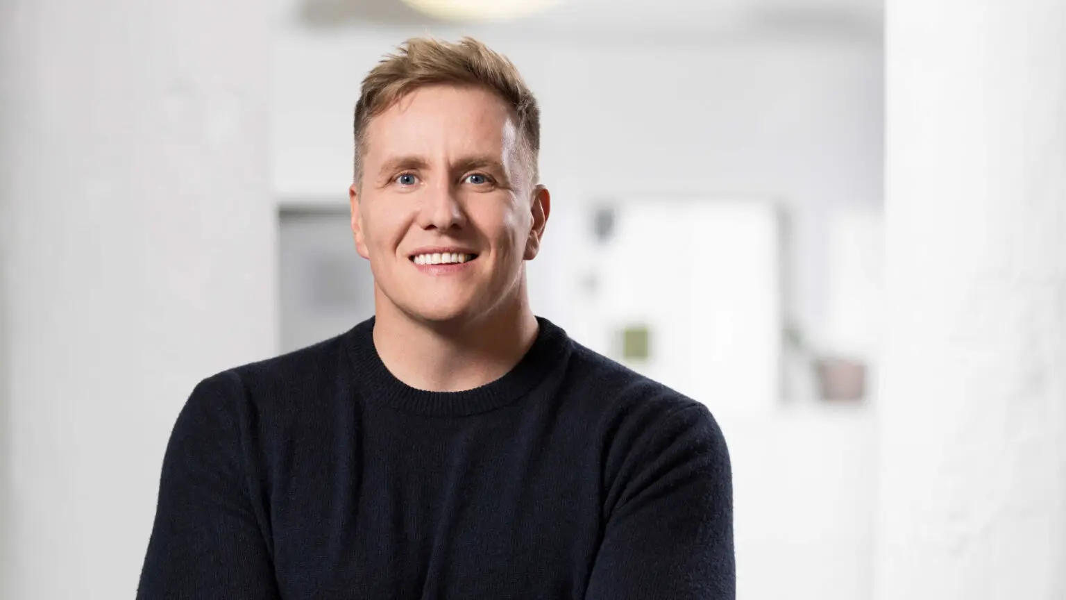 Philipp Witzmann verkörpert einen neuen Typus von Führungskraft: den Manager mit Mission. Geboren 1982, sammelte er zunächst klassische Konzernkompetenz bei Rocket Internet, Vodafone und Wayfair. Doch 2020 vollzog er einen bemerkenswerten Kurswechsel. Statt der nächsten Sprosse auf der Karriereleiter widmete er sich einem Projekt mit gesellschaftlicher Wirkung – nebenan.de.