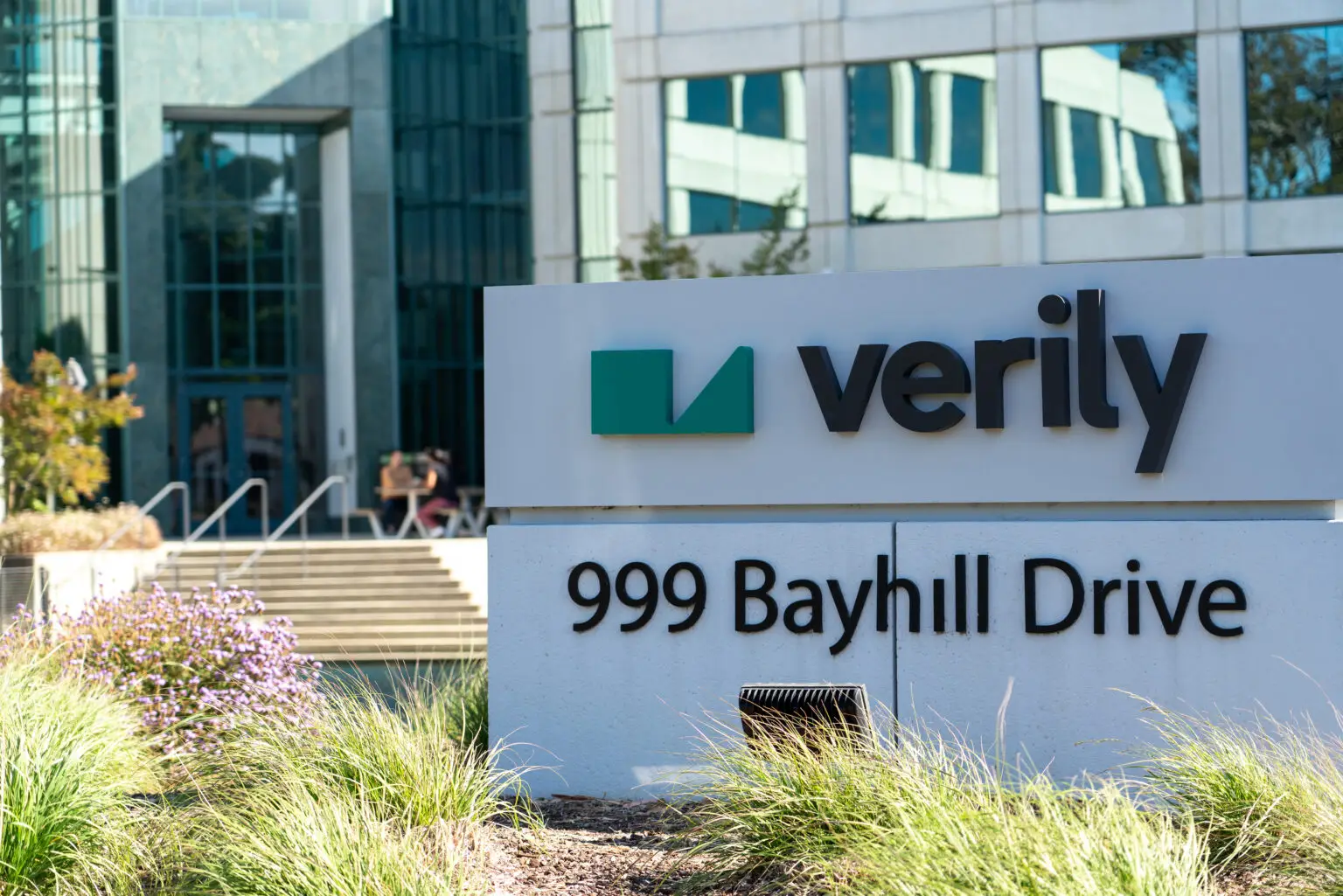 Verily startete 2015 als eines der ambitionierten Moonshot-Projekte in Googles legendärer X-Innovationsabteilung. Die Vision war von Anfang an klar: Technologische Innovationen sollten genutzt werden, um große gesundheitliche Herausforderungen zu lösen. Anders als viele Tech-Startups im Gesundheitsbereich ging Verily dabei nicht den Weg der schnellen Produktentwicklung, sondern setzte auf langfristige, wissenschaftlich fundierte Forschung.