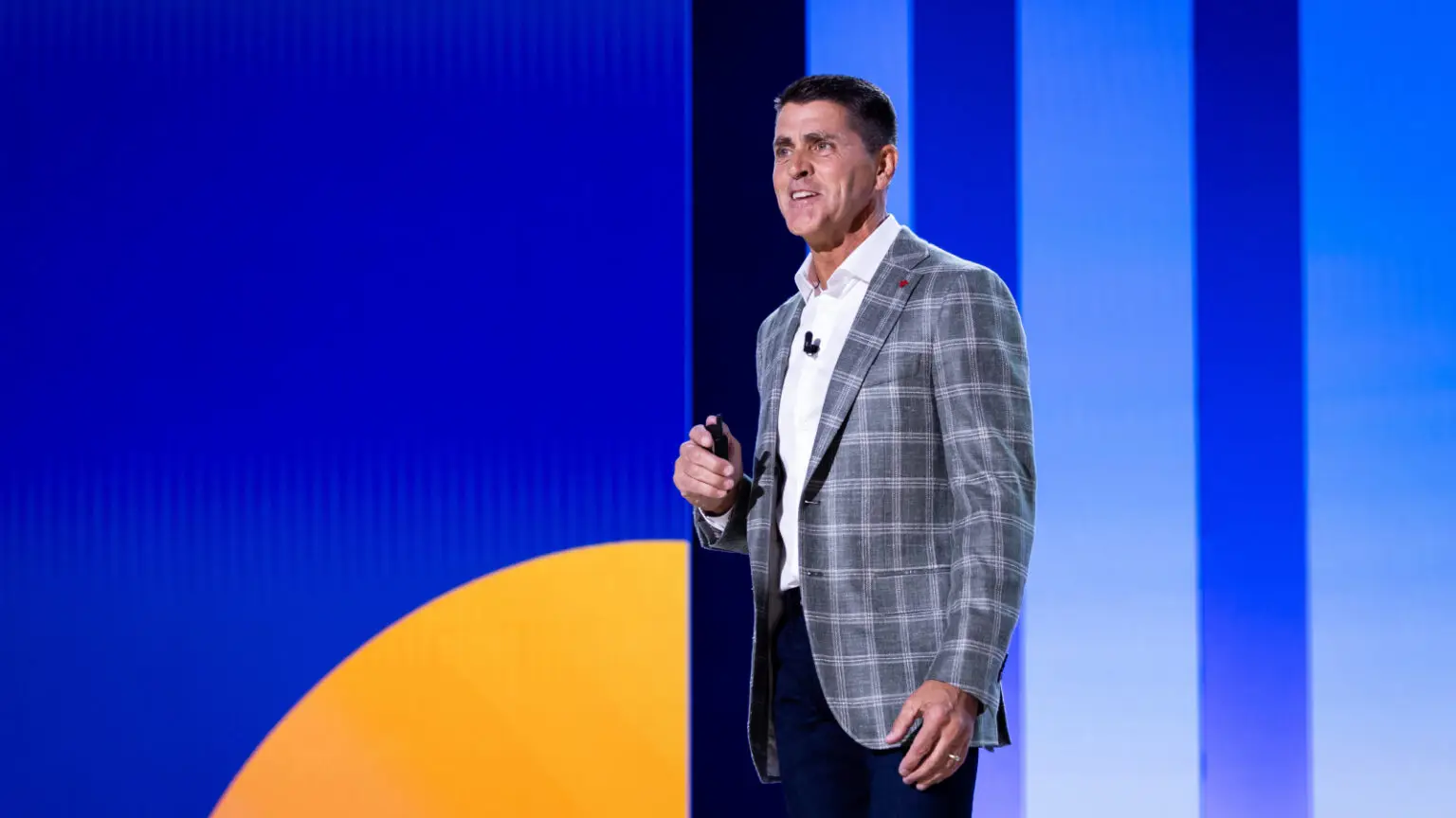 Workday CEO Carl Eschenbach beschleunigt seine KI-Offensive mit einer beeindruckenden Akquisitionsserie. I