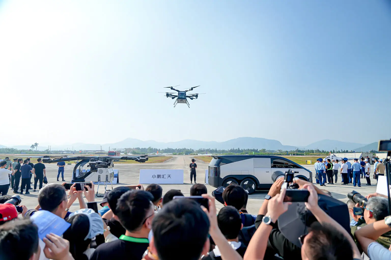 Der Elektrofahrzeughersteller Xpeng und seine Luftfahrttochter AeroHT treiben die Vision vom dreidimensionalen Verkehr mit beeindruckender Geschwindigkeit voran. Mit dem Versprechen, bis 2026 Flying Cars in Massenproduktion zu bringen, attackiert Xpeng eines der hartnäckigsten Probleme moderner Metropolen – und eröffnet gleichzeitig einen potenziellen Billionenmarkt.