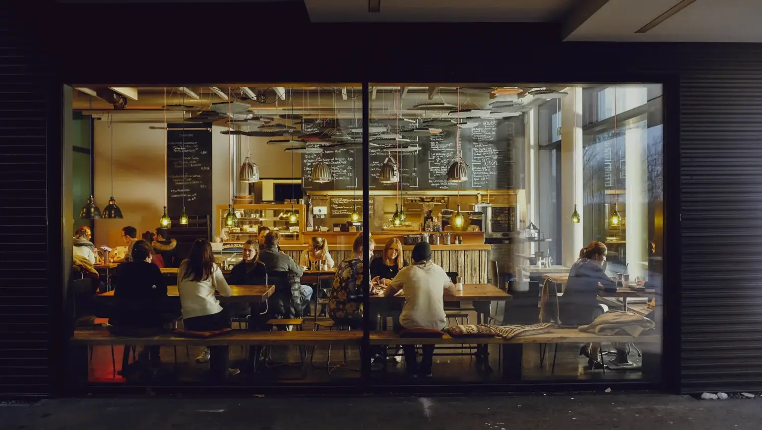 Ein neuer Knotenpunkt für Deutschlands Unternehmerlandschaft entsteht: Mit dem ETA Hub (Entrepreneurship Through Acquisition) schafft UnternehmerTUM eine Plattform, die den Generationswechsel in mittelständischen Unternehmen revolutionieren könnte. Das Projekt adressiert eine der drängendsten Herausforderungen der deutschen Wirtschaft – die erfolgreiche Unternehmensnachfolge in Zeiten des demografischen Wandels.