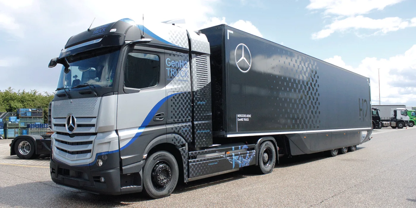 Über 225.000 Kilometer haben die Mercedes-Benz GenH2 Prototypen bereits zurückgelegt – mit Reichweiten von über 1.000 Kilometern pro Tankfüllung und Betankungszeiten von nur 10-15 Minuten.