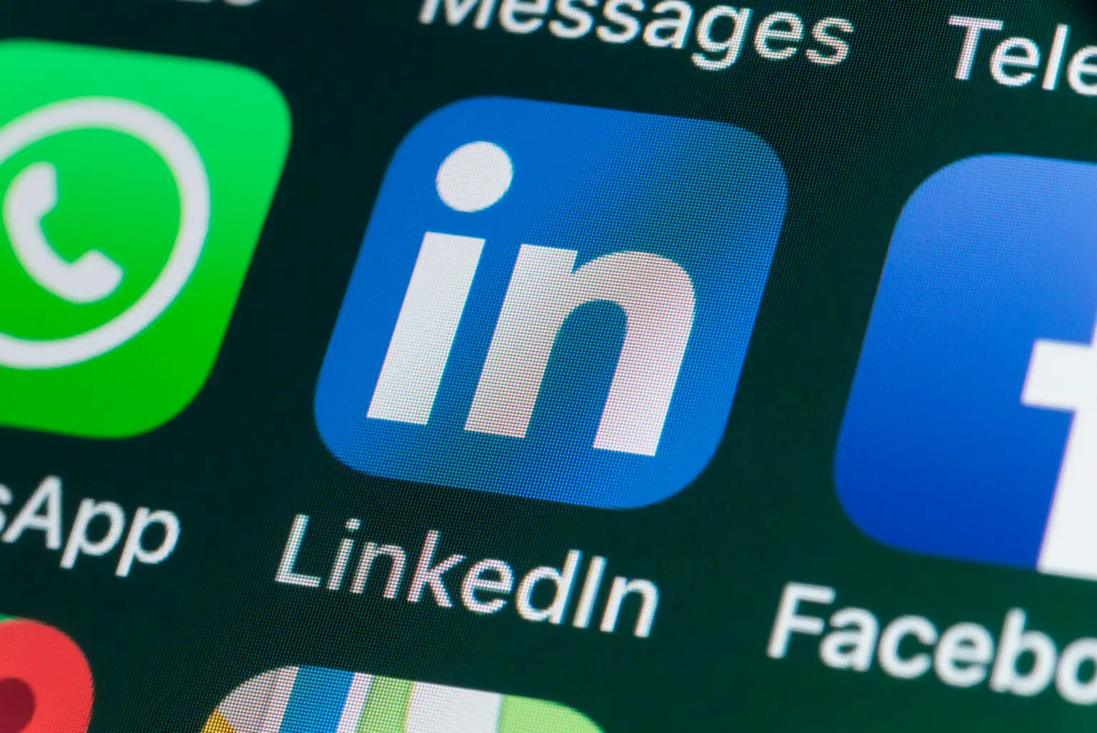Der LinkedIn-Algorithmus 2025 belohnt Authentizität und Substanz mehr denn je. Die Berichte zeigen, dass oberflächliches Netzwerken und sogenanntes "Humblebragging" (subtiles Eigenlob) von der Community zunehmend abgestraft werden. Stattdessen gewinnen Beiträge mit echtem Mehrwert und authentischen Geschichten an Reichweite.