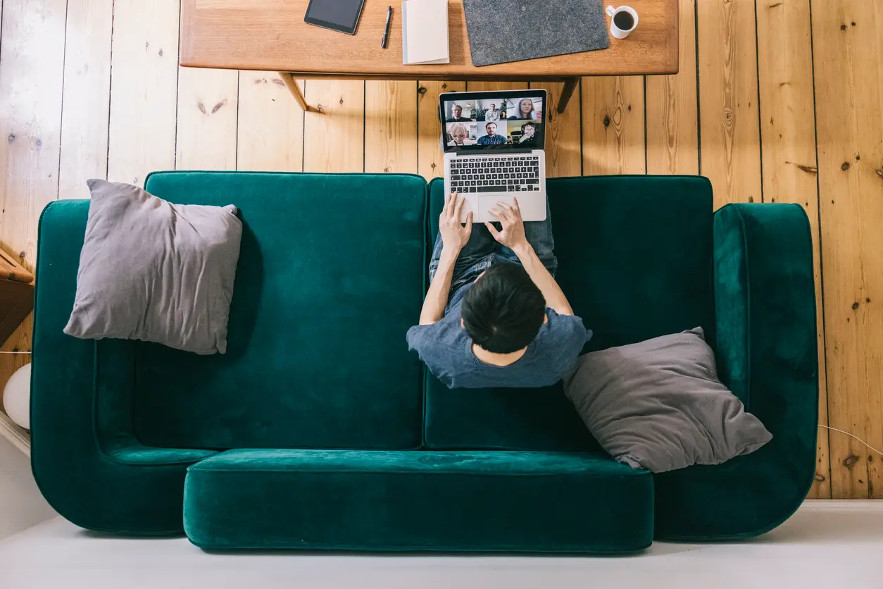 Ortsunabhängige Arbeit ist längst kein Notfallplan mehr – sie entwickelt sich zum entscheidenden Wettbewerbsvorteil. Während traditionelle Bürofirmen noch an starren Strukturen festhalten, bauen Remote-First-Unternehmen ihre Vorsprünge kontinuierlich aus. Die Zahlen sprechen eine klare Sprache: Flexible Arbeitsmodelle steigern nicht nur die Mitarbeiterzufriedenheit, sondern sorgen nachweislich für eine deutlich höhere Talentbindung – ohne Produktivitätsverluste.