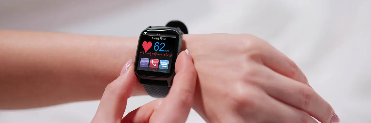 Was vor wenigen Jahren noch futuristische Vision war, ist heute Realität: Smartwatches, Fitness-Tracker und smarte Ringe liefern Gesundheitsdaten in medizinischer Qualität. Diese kleinen Alltagsbegleiter analysieren kontinuierlich Herzfrequenz, Blutsauerstoff, Stresslevel und bald sogar Blutzucker – ohne einen einzigen Tropfen Blut zu vergießen. Für Unternehmen im Gesundheitssektor eröffnet sich ein Milliardenmarkt mit disruptivem Potenzial.