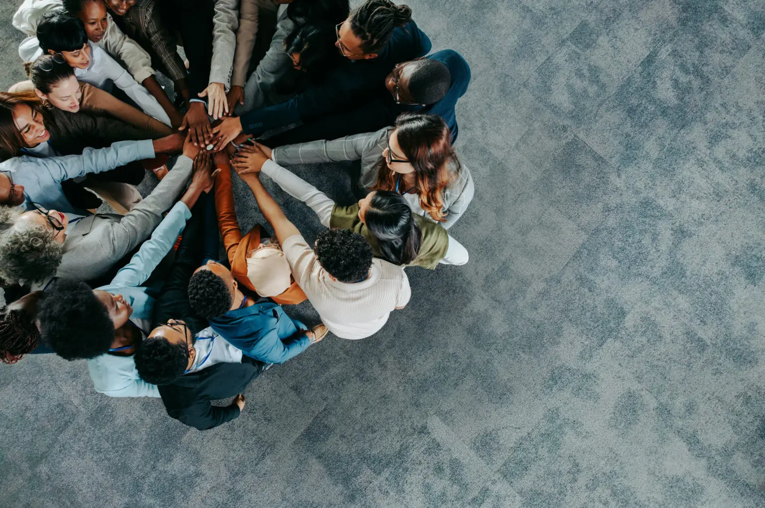 Was genau versteht man unter Corporate-Mindfulness? Es geht um weit mehr als gelegentliche Meditationsübungen oder Yoga-Kurse in der Mittagspause. Corporate-Mindfulness bezeichnet die systematische Anwendung von Achtsamkeitspraktiken im Arbeitsumfeld, um die Konzentration der Mitarbeiter zu verbessern, Stress zu reduzieren und eine Kultur des Wohlbefindens zu fördern. Typische Programme umfassen geführte Meditationen, Techniken zum Stressmanagement, Atemübungen und Coaching-Sitzungen. Die wissenschaftliche Evidenz zeigt beeindruckende Ergebnisse: verringerte Angst und Burnout, verbesserte Konzentration und Entscheidungsfindung sowie eine Stärkung der zwischenmenschlichen Kommunikation und Führungsqualitäten. Mindful nutzt sein PeopleFirst-Erbe, um Achtsamkeit in tägliche Arbeitsprozesse und Führungspraktiken zu integrieren. Das Unternehmen platziert das Wohlbefinden der Mitarbeiter im Zentrum seiner strategischen Ziele. Die Führungskräfte leben Achtsamkeitspraktiken vor und priorisieren Gruppencoaching und individuelle Karriereberatung. Diese Kombination aus technologischer Innovation und achtsamkeitsbasierten Führungspraktiken zielt direkt auf die Minderung von Stress am Arbeitsplatz ab.