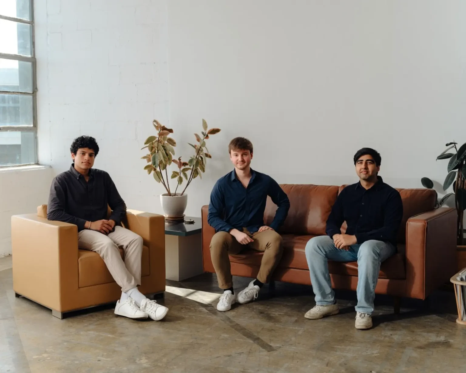 Mit rund 90 Mitarbeitern und einer hocheffizienten KI-gestützten Plattform schreibt das Startup Mercor gerade eine der beeindruckendsten Wachstumsgeschichten im Tech-Sektor. Der 2022 gegründete AI-Talent-Marktplatz, der offiziell 2023 gelauncht wurde, verbindet Unternehmen wie OpenAI, Meta und Google mit den weltweit besten Fachexperten für KI-Modeltraining – und steht nun vor einer Finanzierungsrunde, die das Unternehmen in die Liga der Tech-Giganten katapultieren könnte.