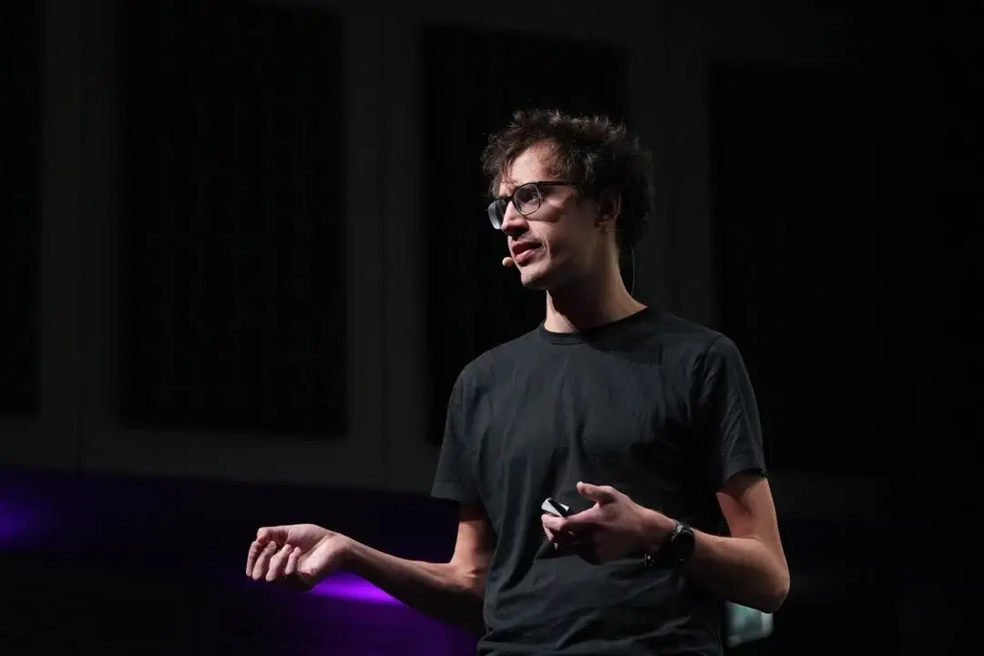 Arthur Mensch verkörpert den prototypischen europäischen Tech-Unternehmer der neuen Generation: brillant, pragmatisch und mit einer Mission, die weit über kommerzielle Erfolge hinausgeht.