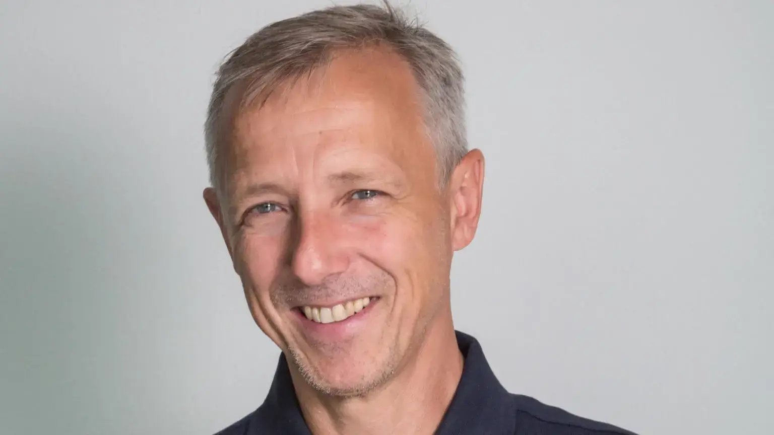 Wolfgang Platz ist kein typischer Tech-Gründer. Mit einem Master-Abschluss in Technischer Physik und einem weiteren in Betriebswirtschaftslehre von der Technischen Universität Wien brachte er eine seltene Kombination aus tiefem technischem Verständnis und wirtschaftlichem Denken mit. Diese Dualität prägt bis heute seinen Ansatz zur Softwarequalität.