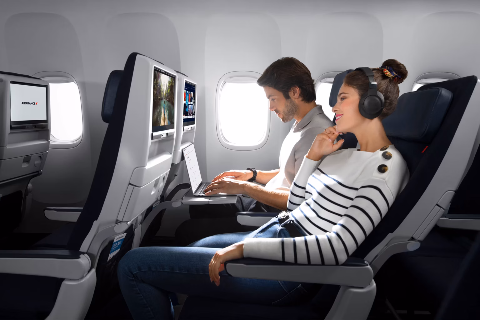 Air France revolutioniert das Business-Reisen mit einem wissenschaftlich fundierten Ansatz gegen Jetlag. Die neueste Innovation der Airline kombiniert zirkadiane Lichtsteuerung mit KI-gestützter Personalisierung und verwandelt damit Flugzeuge und Lounges in mobile Erholungszentren.