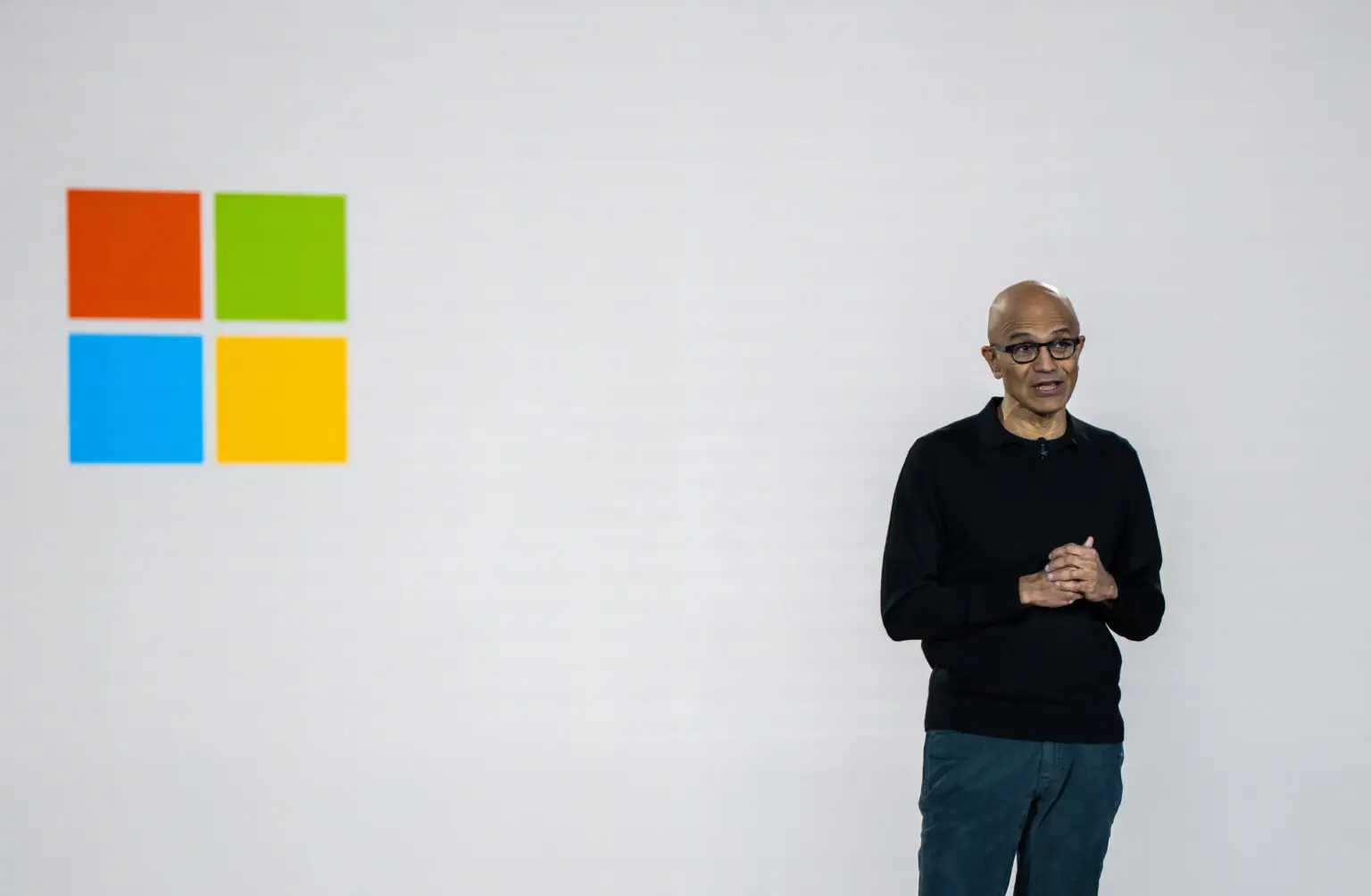 Satya Nadella hat seit seiner Ernennung zum Microsoft-CEO im Februar 2014 nicht nur die Geschäftszahlen transformiert, sondern auch die gesamte Unternehmenskultur auf den Kopf gestellt – und damit bewiesen, dass menschliche Werte und wirtschaftlicher Erfolg Hand in Hand gehen können.