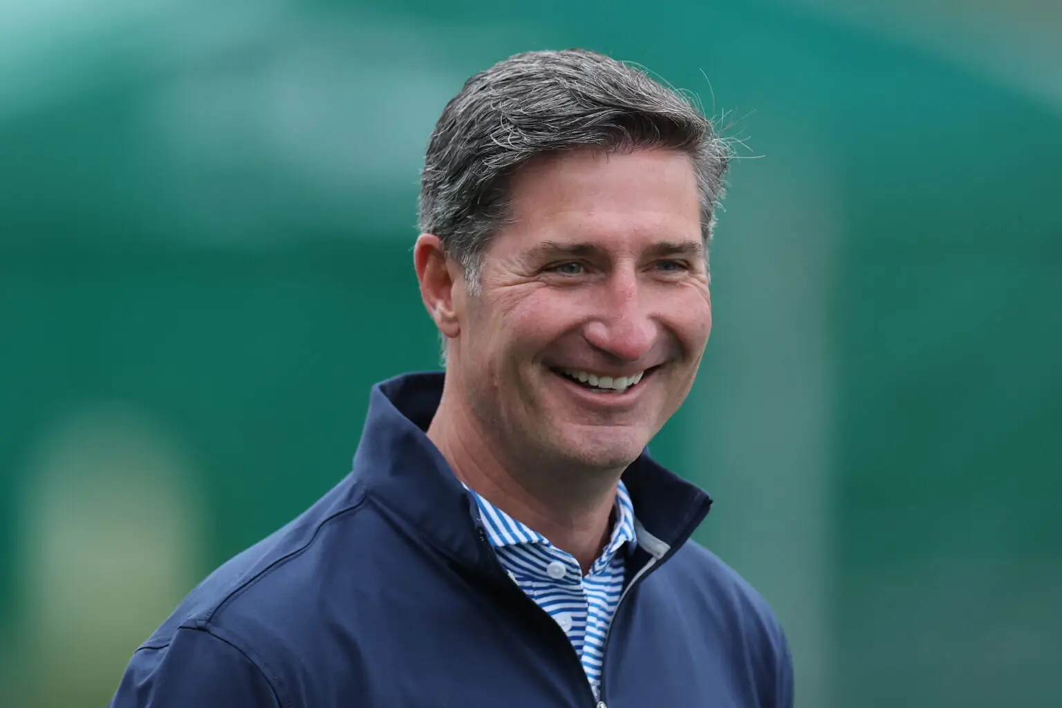 CEO Brian Niccol hat auf der Dreamforce-Konferenz von Salesforce einen "geheimen KI-Barista" enthüllt, der das Kundenerlebnis revolutionieren soll. Der Kaffeeriese experimentiert intensiv mit künstlicher Intelligenz – und die ersten Ergebnisse zeigen: Die digitale Transformation geht weit über das bloße Aufschäumen von Milch hinaus.