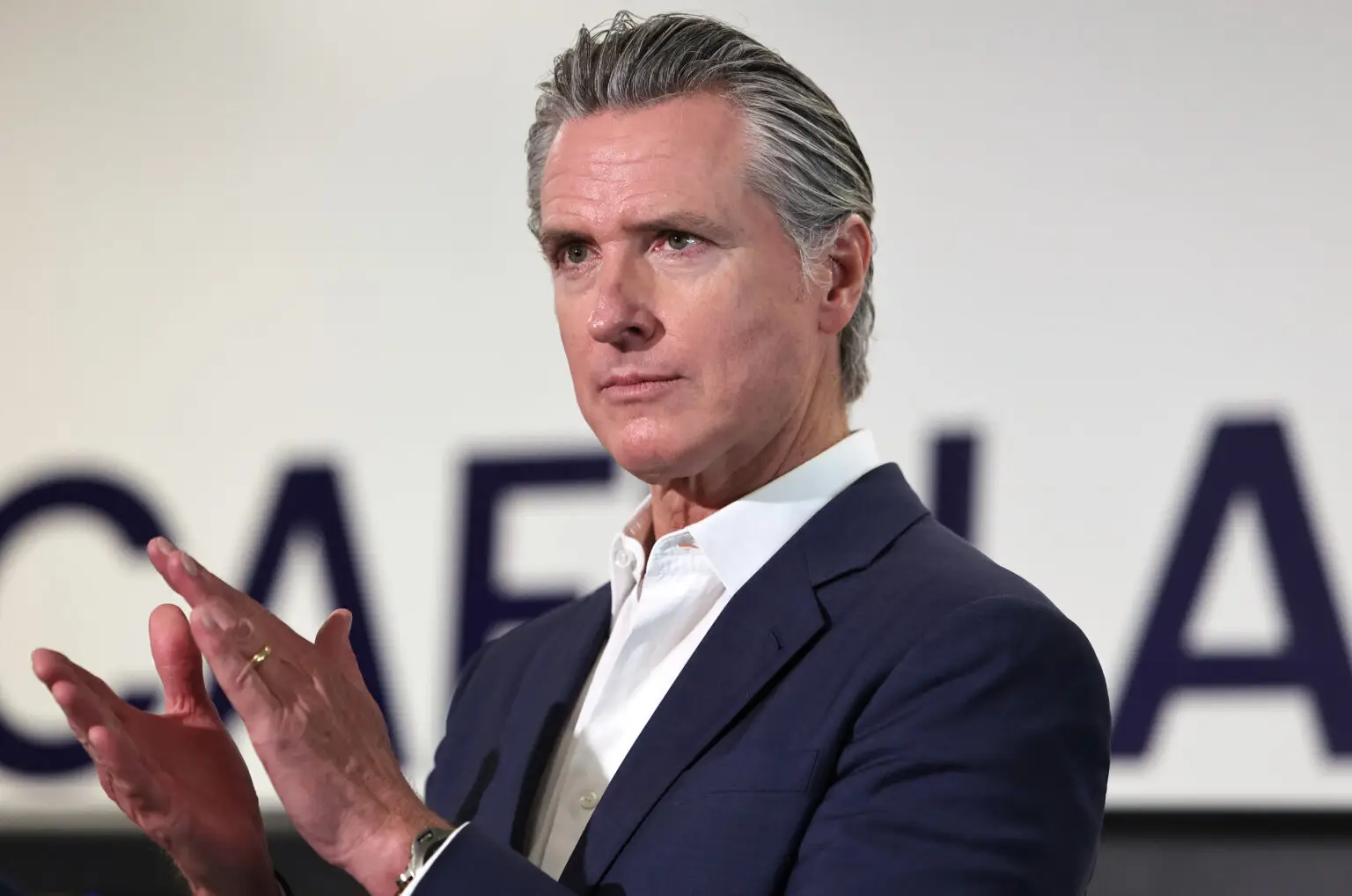 Kalifornien setzt einen neuen Meilenstein im Schutz von Kindern und Jugendlichen vor den Risiken künstlicher Intelligenz. Mit der Unterzeichnung des Senate Bill 243 hat Gouverneur Gavin Newsom das erste landesweite Gesetz der USA geschaffen, das speziell den Umgang mit KI-Chatbots reguliert.