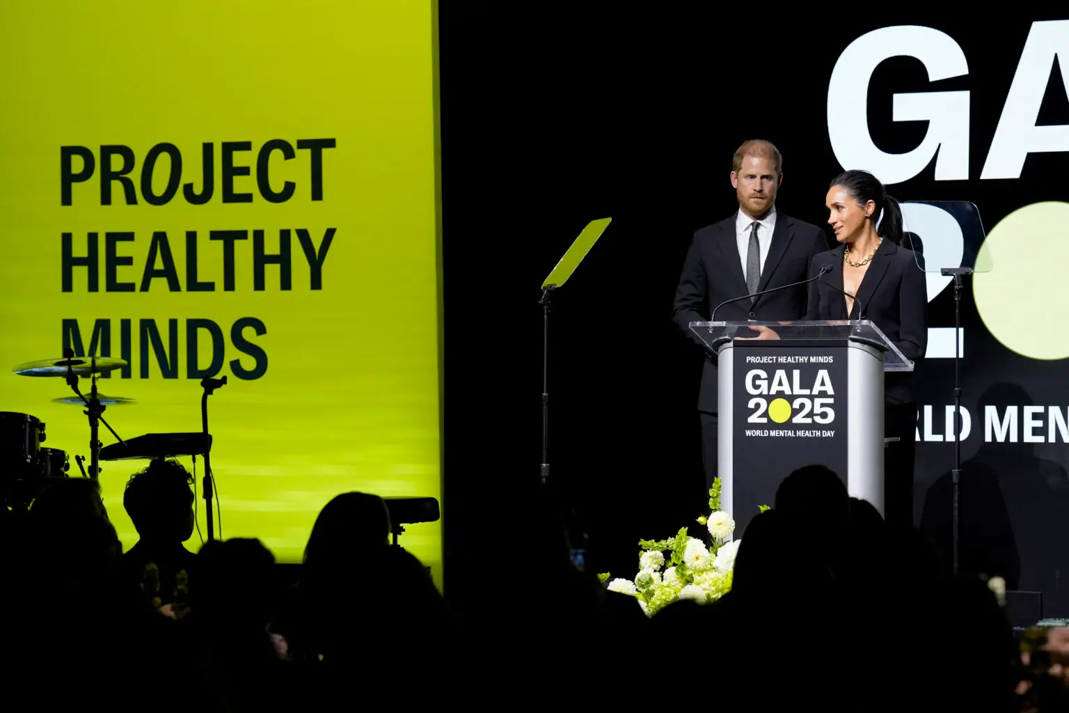 Ein königliches Paar nutzt seine Plattform, um auf eine wachsende Krise aufmerksam zu machen. Bei der dritten jährlichen Project Healthy Minds Gala in New York erhielten Prinz Harry und Meghan Markle die Auszeichnung "Humanitarians of the Year" – und nutzten diesen Moment für einen kraftvollen Appell. Ihr Fokus: die zunehmenden Gefahren sozialer Medien für die psychische Gesundheit junger Menschen und die dringende Notwendigkeit, Maßnahmen zu ergreifen.
