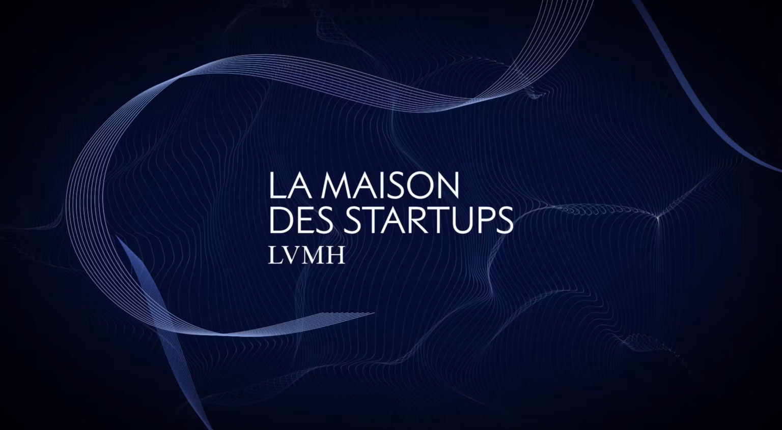 Der Luxuskonzern LVMH transformiert die Modewelt mit einer klaren Vision: Nachhaltigkeit und Profit müssen keine Gegensätze sein. Mit strategischen Investitionen in grüne Startups und einem 200-Millionen-Dollar-Fonds setzt der Konzern neue Maßstäbe für die Luxusbranche. Die Botschaft ist deutlich – wer langfristig erfolgreich sein will, muss auf Slow Fashion und nachhaltige Innovation setzen.