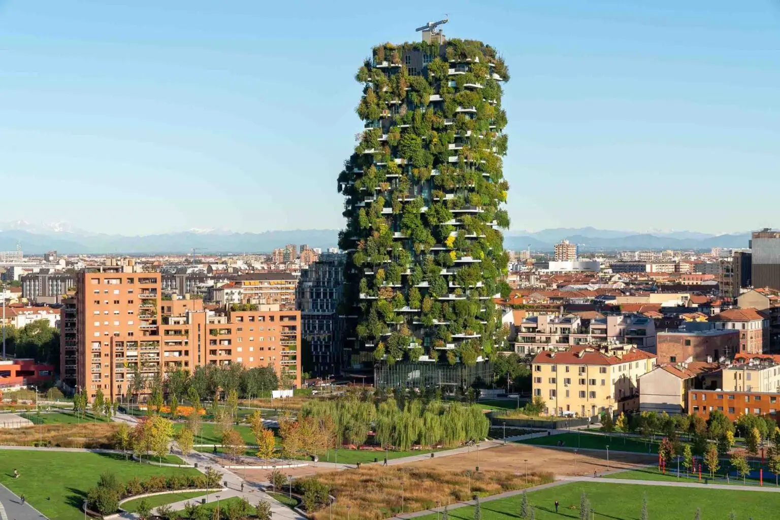 Vertikale Wälder erobern die Skylines internationaler Metropolen – und definieren dabei den urbanen Luxus radikal neu.