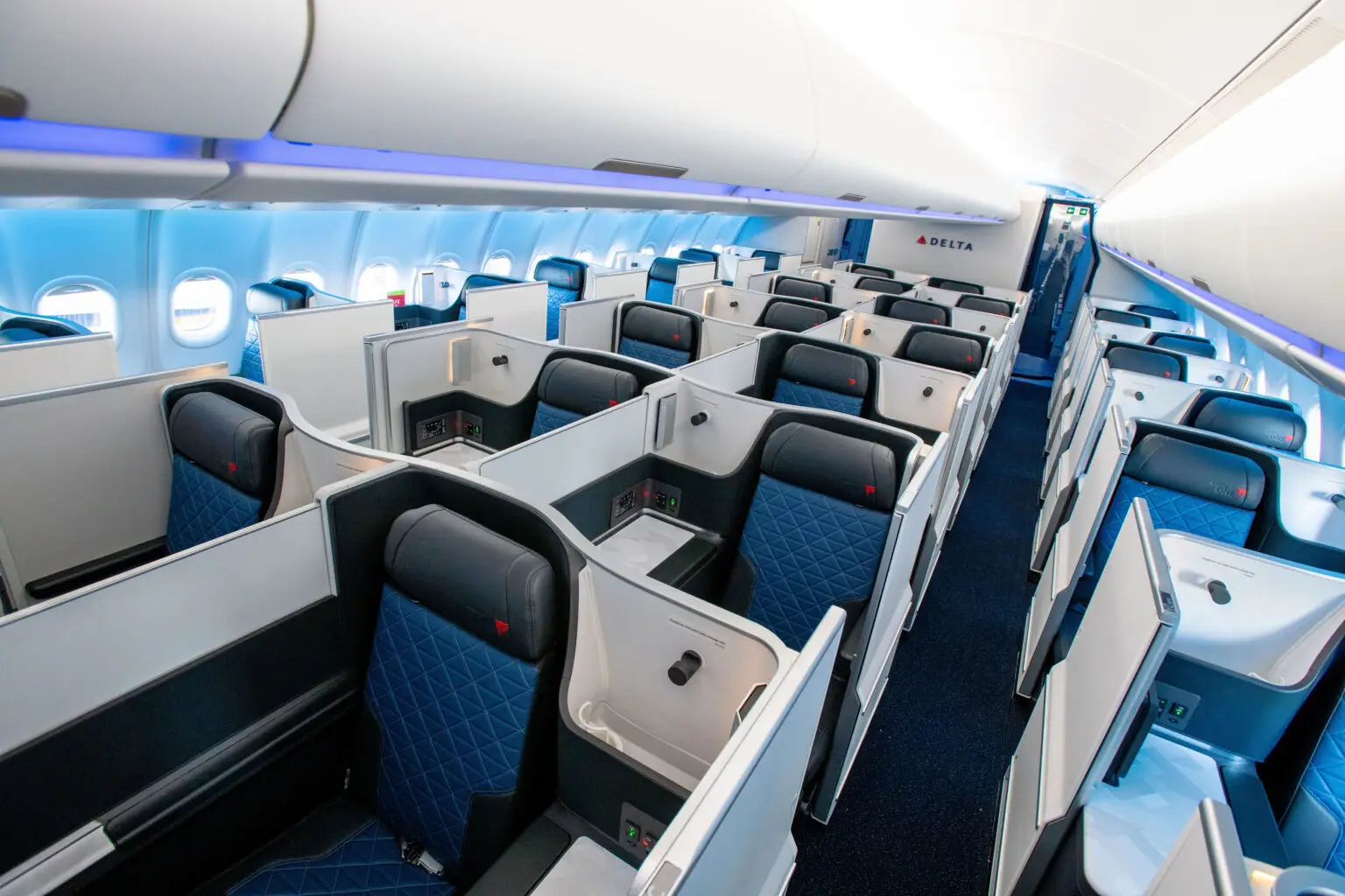 Eine Wette auf die Kaufkraft der Wohlhabenden zahlt sich für Delta Airlines spektakulär aus. Der US-Carrier meldet nicht nur beeindruckende Quartalszahlen, sondern auch einen historischen Wendepunkt: Premium-Sitze werden 2026 erstmals mehr Umsatz generieren als die klassische Economy-Klasse – ein Jahr früher als geplant. Diese Verschiebung spiegelt einen grundlegenden Wandel im amerikanischen Konsumverhalten wider und zeigt, wie Fluggesellschaften ihre Geschäftsmodelle neu ausrichten.