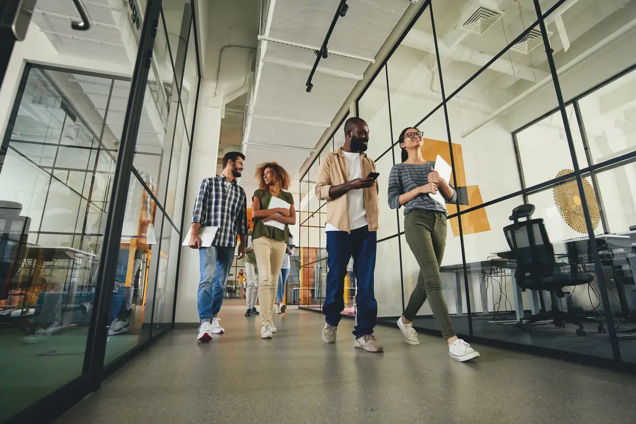 Ein bemerkenswerter Kurswechsel zeichnet sich bei einem der einst flexibelsten Tech-Giganten ab: Google verschärft seine Remote-Work-Regeln drastisch. Wer künftig auch nur einen einzigen Tag pro Woche von einem anderen Ort als dem Büro arbeiten möchte, verliert gleich eine komplette Woche seines jährlichen "Work from Anywhere"-Kontingents. Diese Entwicklung steht symbolisch für einen fundamentalen Wandel in der Arbeitswelt, der weit über Google hinausgeht.