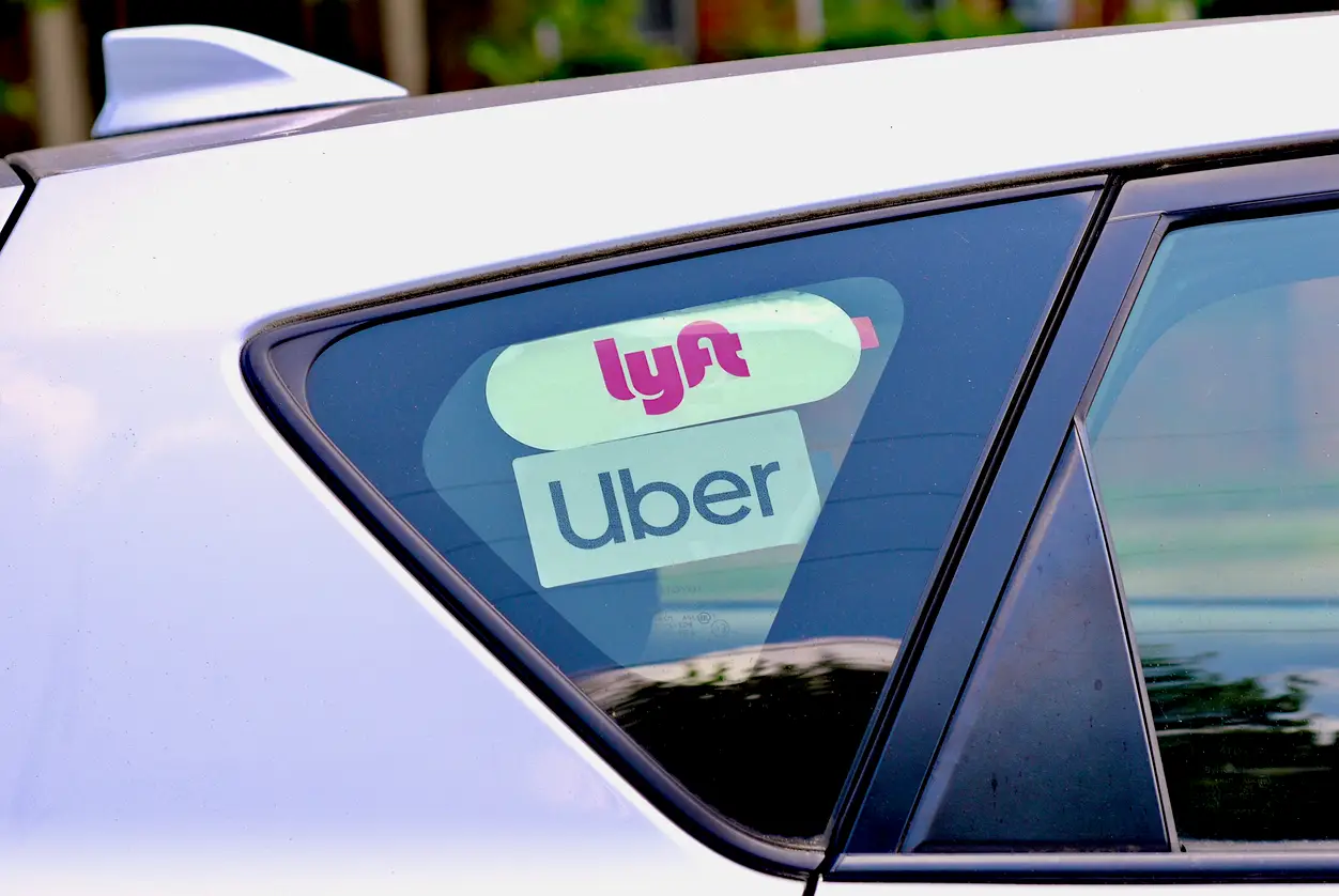 Ein neues Kapitel im Kampf für die Rechte der Gig-Economy hat begonnen. Mit der Unterzeichnung von Assembly Bill 1340 durch Gouverneur Gavin Newsom erhalten mehr als 800.000 Uber- und Lyft-Fahrer in Kalifornien ab Januar 2026 das Recht, sich gewerkschaftlich zu organisieren und kollektiv für bessere Arbeitsbedingungen zu verhandeln.