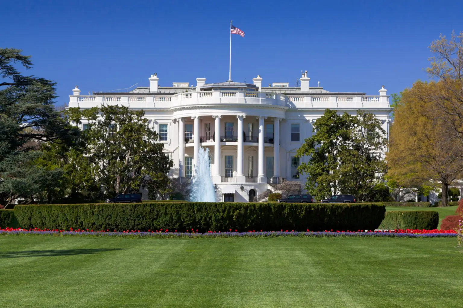 Das Weiße Haus, der Regierungssitz der USA unter blauem Himmel.