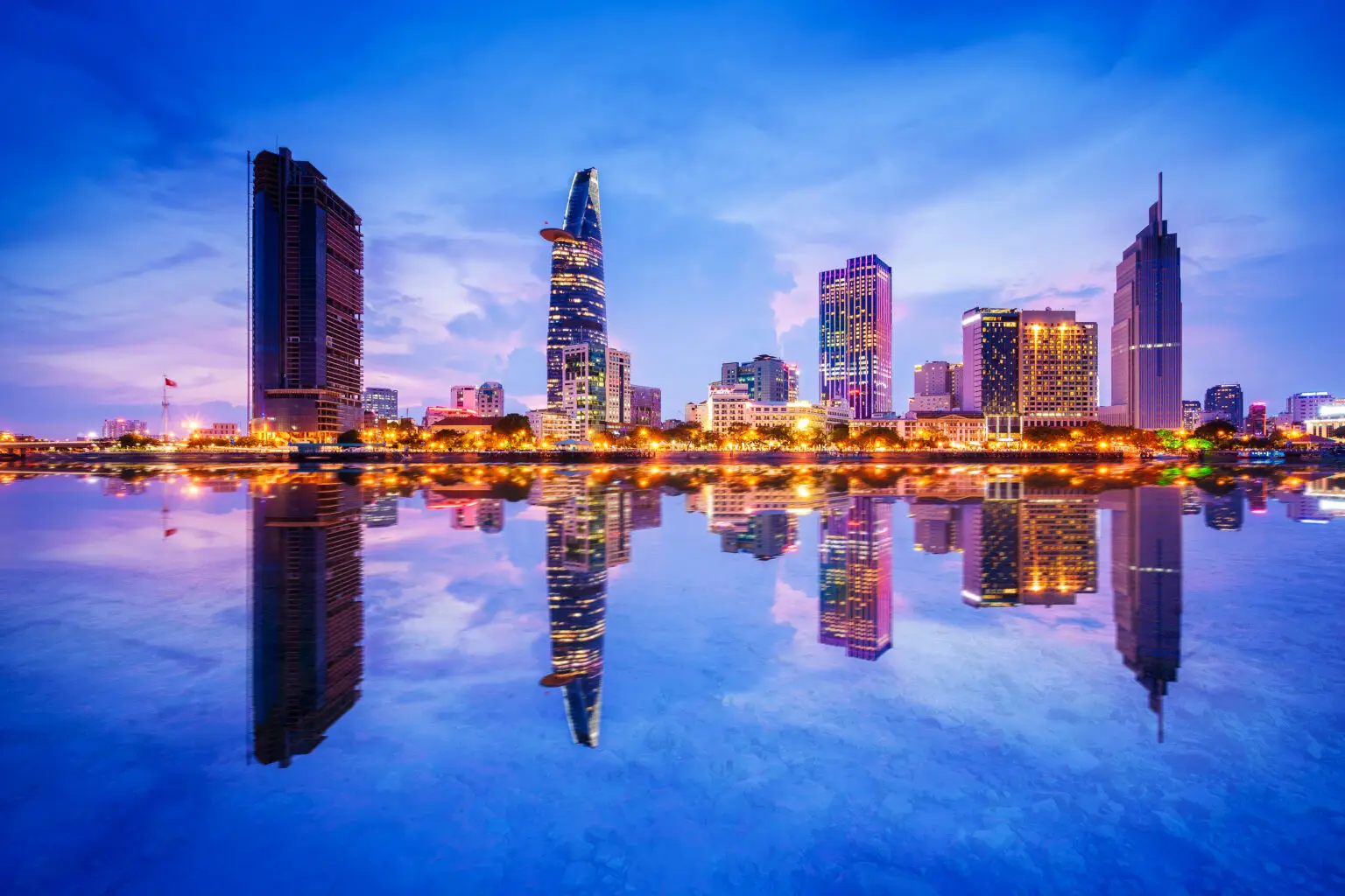 Reflexion von Nightview Geschäfts- und Administrative Zentrum von Saigon