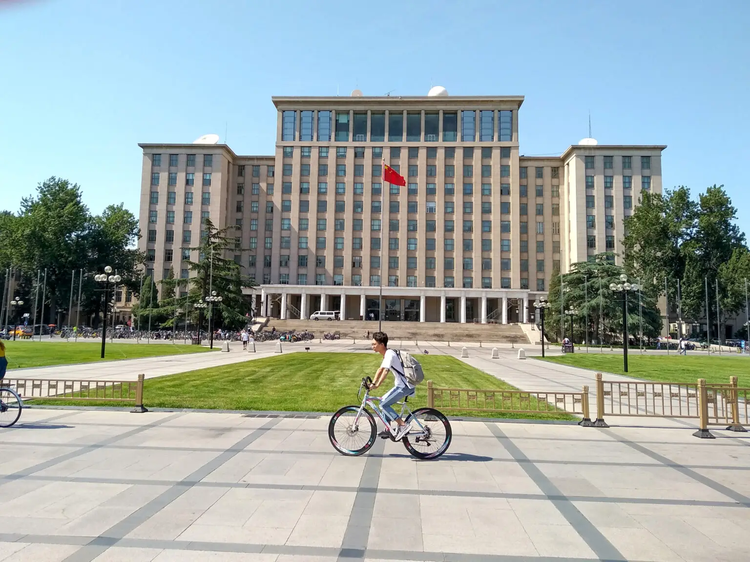 Tsinghua-Universität: Chinas Elite-Uni prägt die globale KI-Führungselite und den Wettlauf um Talente
