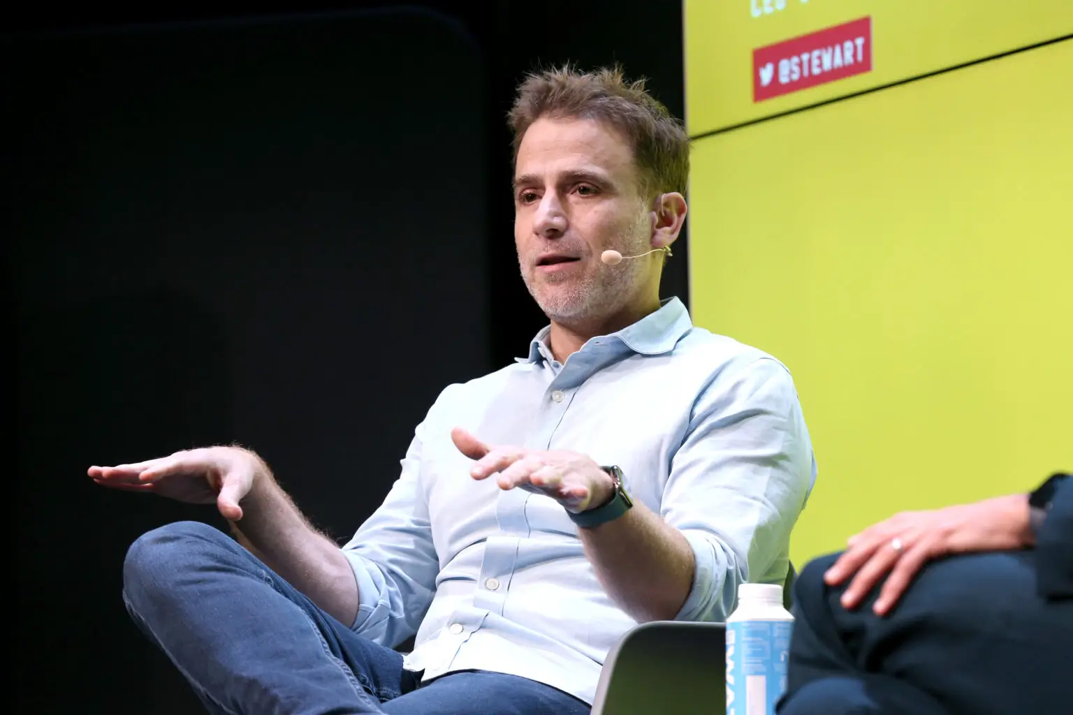 Stewart Butterfield, Milliardär und Slack-Mitgründer, rechnet in einem aktuellen Interview schonungslos mit der modernen Arbeitswelt ab. Seine These: Wir alle – vom Praktikanten bis zum CEO – verbringen unsere Zeit mit "hyperrealistischen arbeitsähnlichen Aktivitäten", die nur wie Arbeit aussehen, aber keinen echten Wert schaffen.