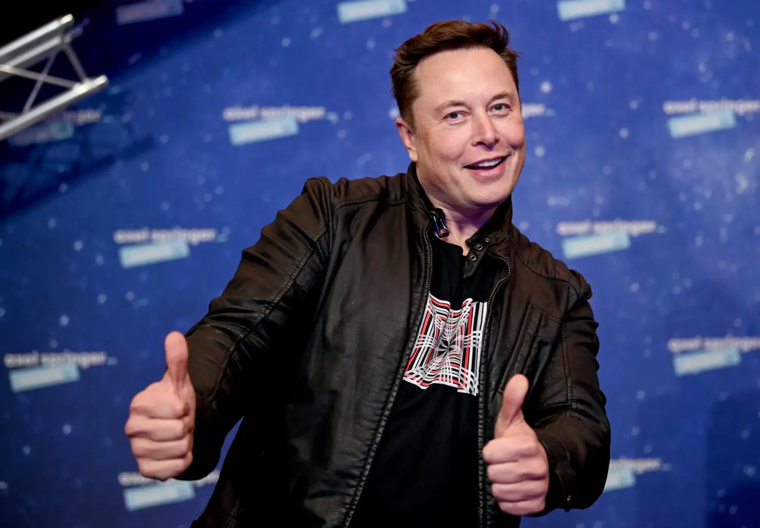 Mit überwältigender Mehrheit von 75% haben Tesla-Aktionäre Elon Musks beispielloses Vergütungspaket im Wert von 1 Billion Dollar zugestimmt.