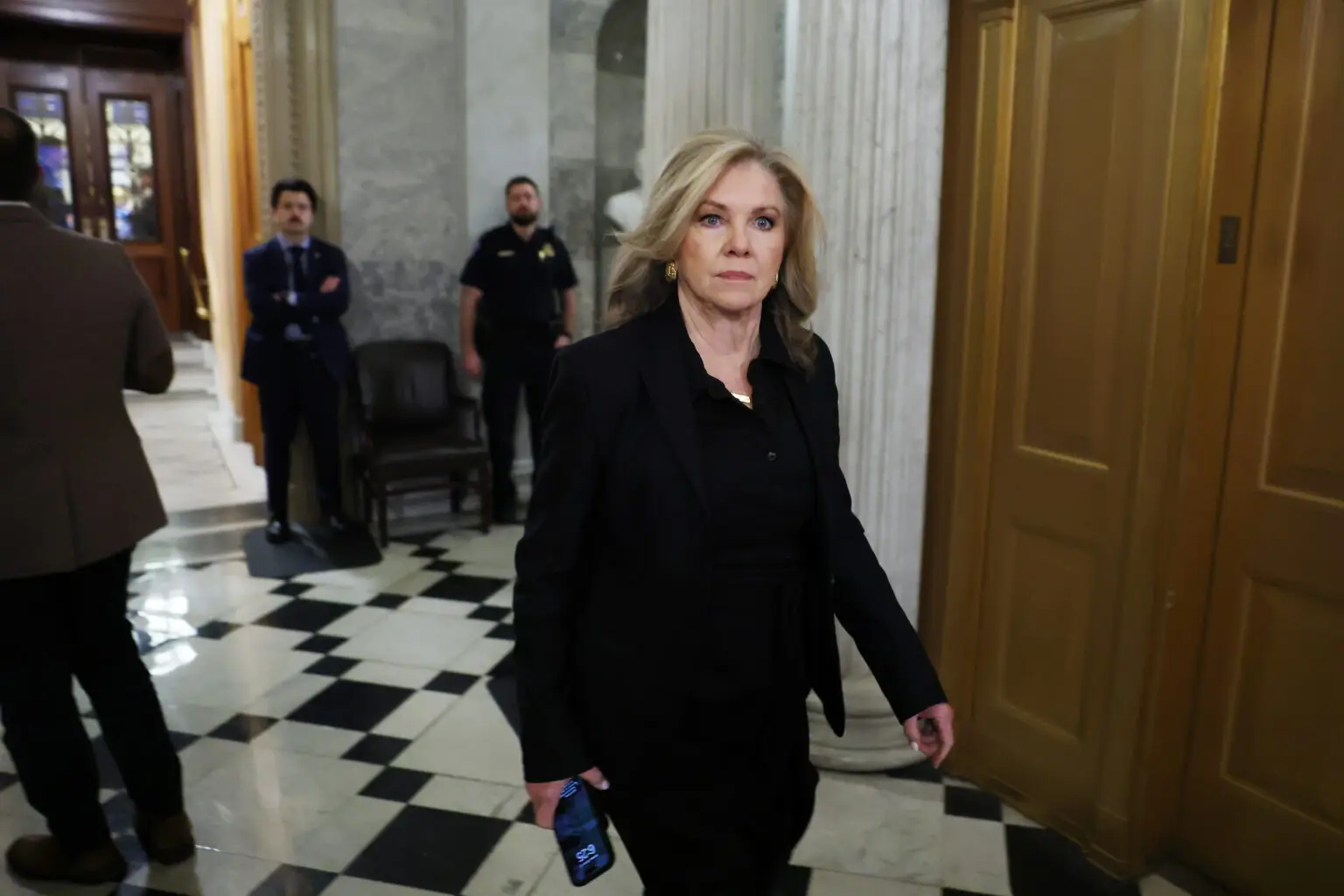 Nachdem die republikanische Senatorin Marsha Blackburn dem System vorgeworfen hatte, vollständig erfundene Vergewaltigungsvorwürfe gegen sie zu generieren, zog der Google die Konsequenzen und schloss die AI Gemma.