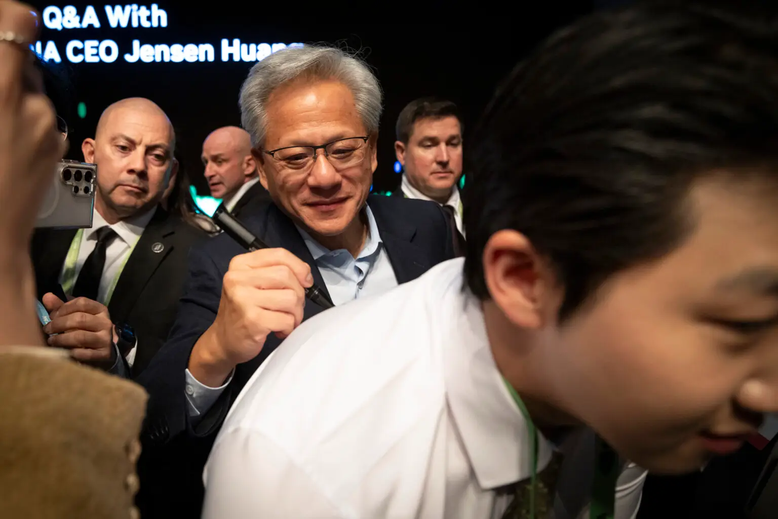 Nvidia-CEO Huang (erkennbar an seiner mittlerweile ikonischen schwarzen Lederjacke) traf sich mit Samsung-Chairman Lee Jae-yong und Hyundai-Chef Chung Eui-sun zum "Chimaek" – der in Südkorea kultigen Kombination aus Hähnchen und Bier.