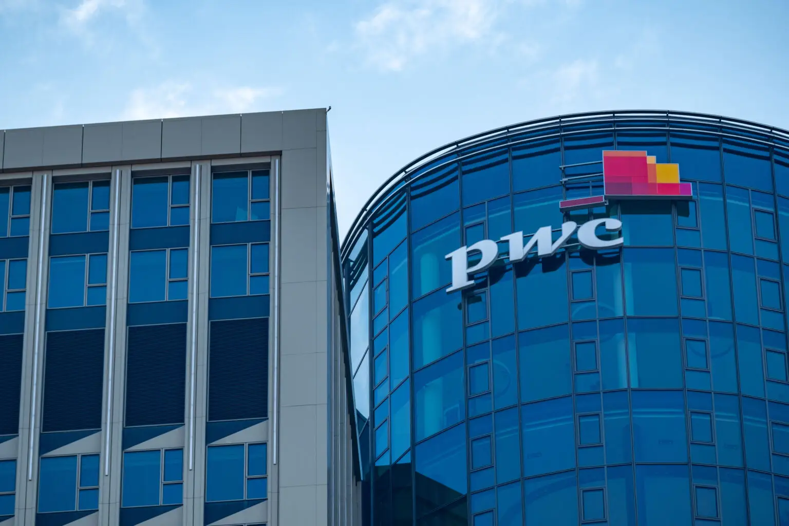 PwC AI Predictions 2025: Roofshots-vs.-Moonshots-Framework für die optimale KI-Strategie