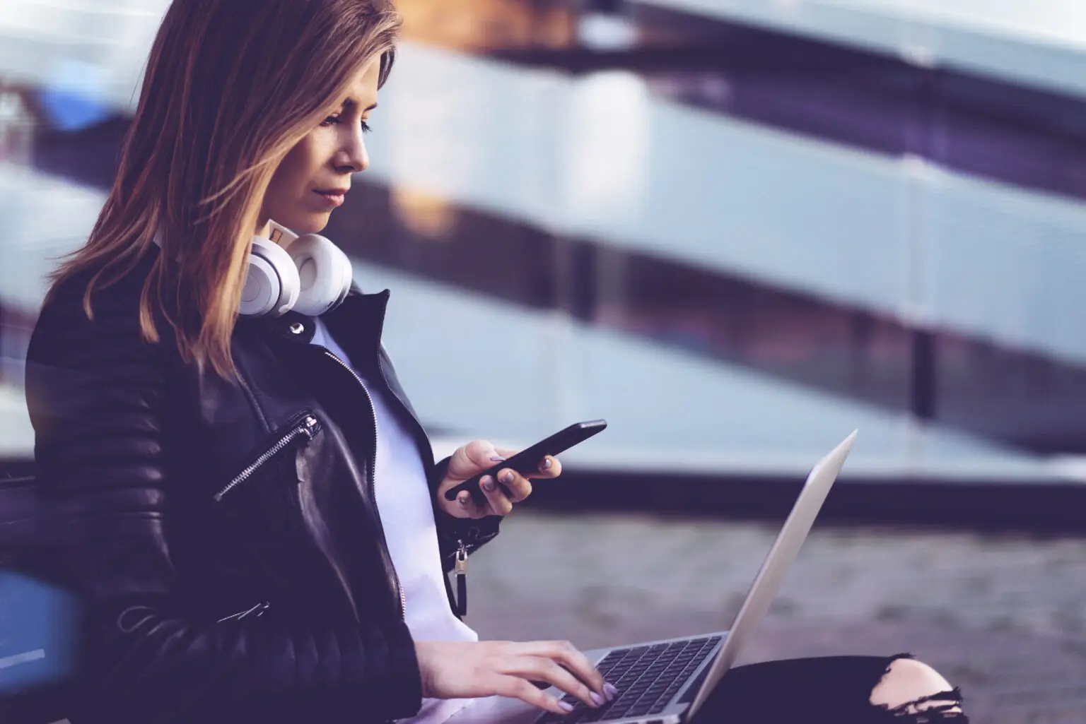 Studien zeigen einen Rückgang organischer Klicks um 18 bis 25 Prozent bei aktivierter SGE. Zero-Click-Searches – Suchanfragen, bei denen kein weiterführender Link angeklickt wird – steigen von ohnehin schon besorgniserregenden 65 Prozent auf über 70 Prozent. Das bedeutet: Für jeden zehnten Klick, den ihr früher bekommen habt, müsst ihr jetzt eine Alternative finden.