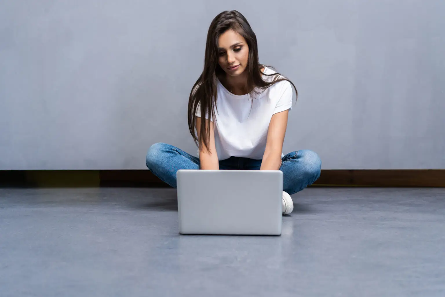 Apple steht vor einem strategischen Kurswechsel, der den Laptop-Markt grundlegend verändern könnte. Mit dem unter dem Codenamen "J700" entwickelten Budget-MacBook plant der Tech-Gigant einen gezielten Angriff auf die Chromebook-Dominanz im Bildungssektor.