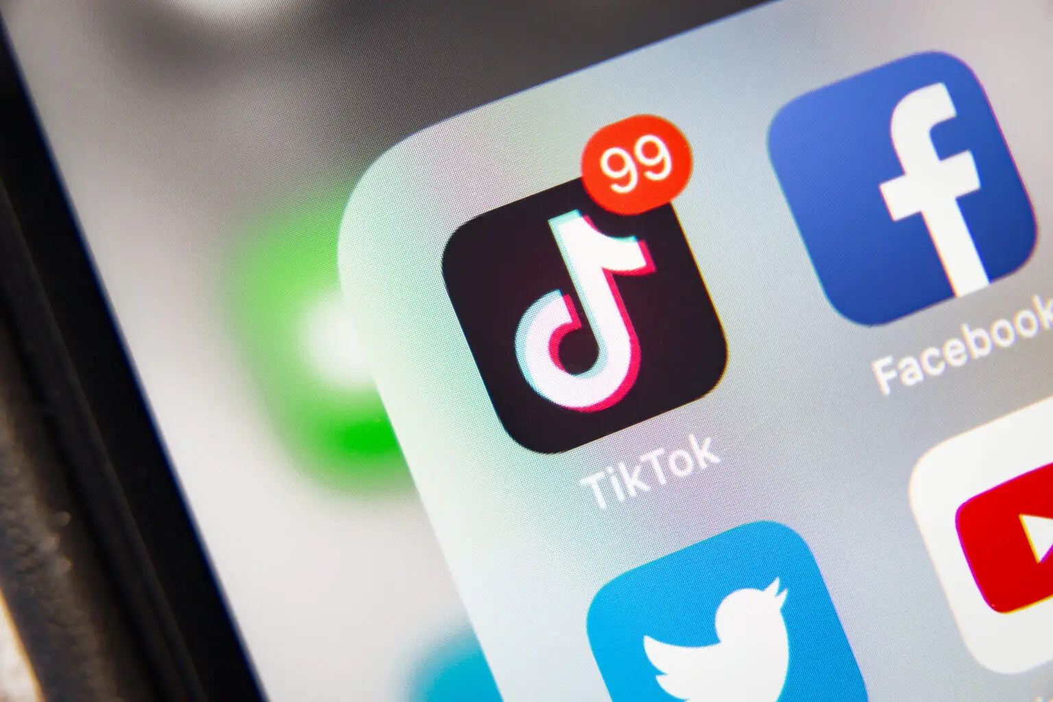 TikTok investiert Millionen in KI-Kompetenz – Wie Plattformen jetzt Verantwortung für Aufklärung übernehmen