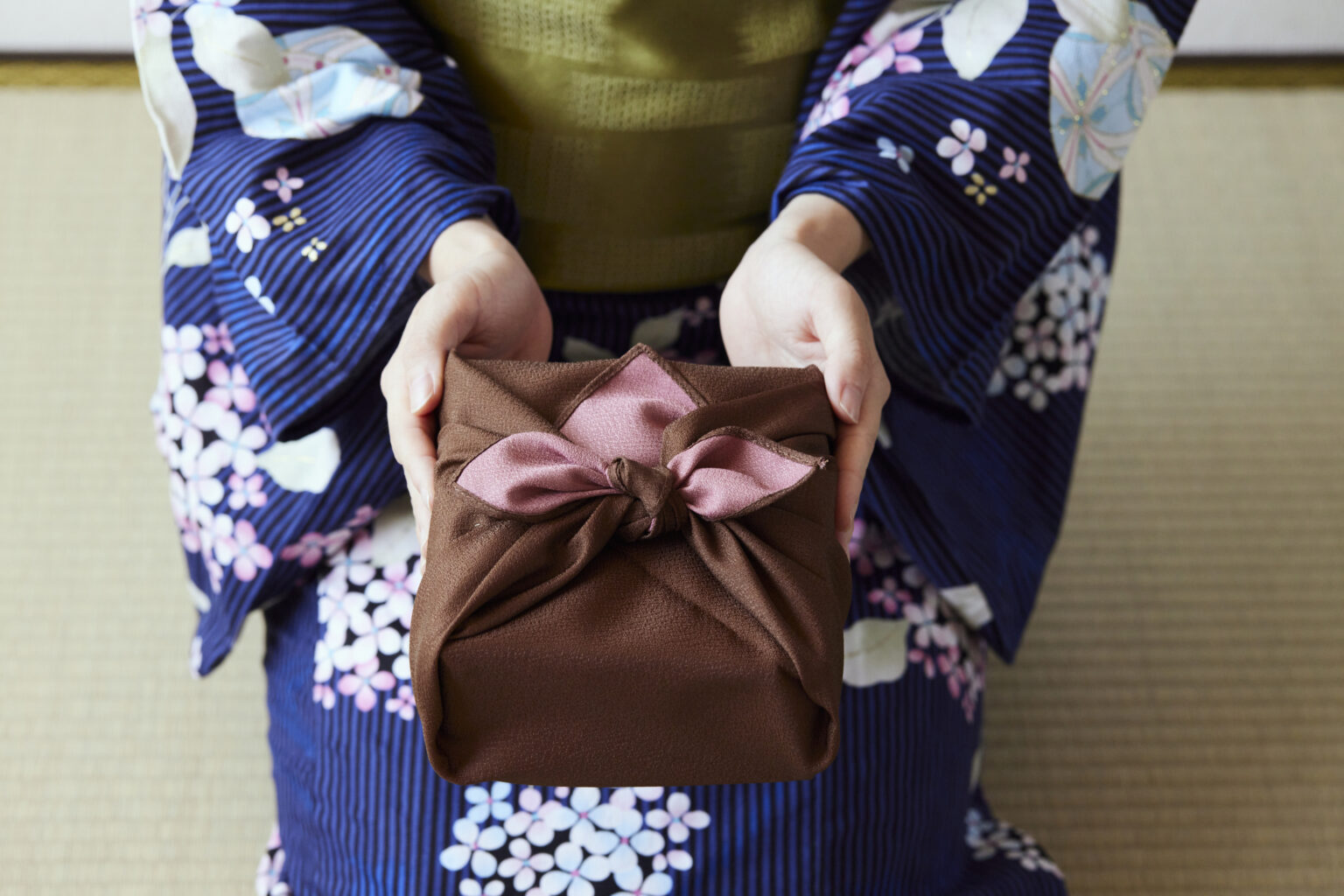 Furoshiki statt Geschenkpapier: Japans Tuch-Kunst macht Weihnachten nachhaltiger