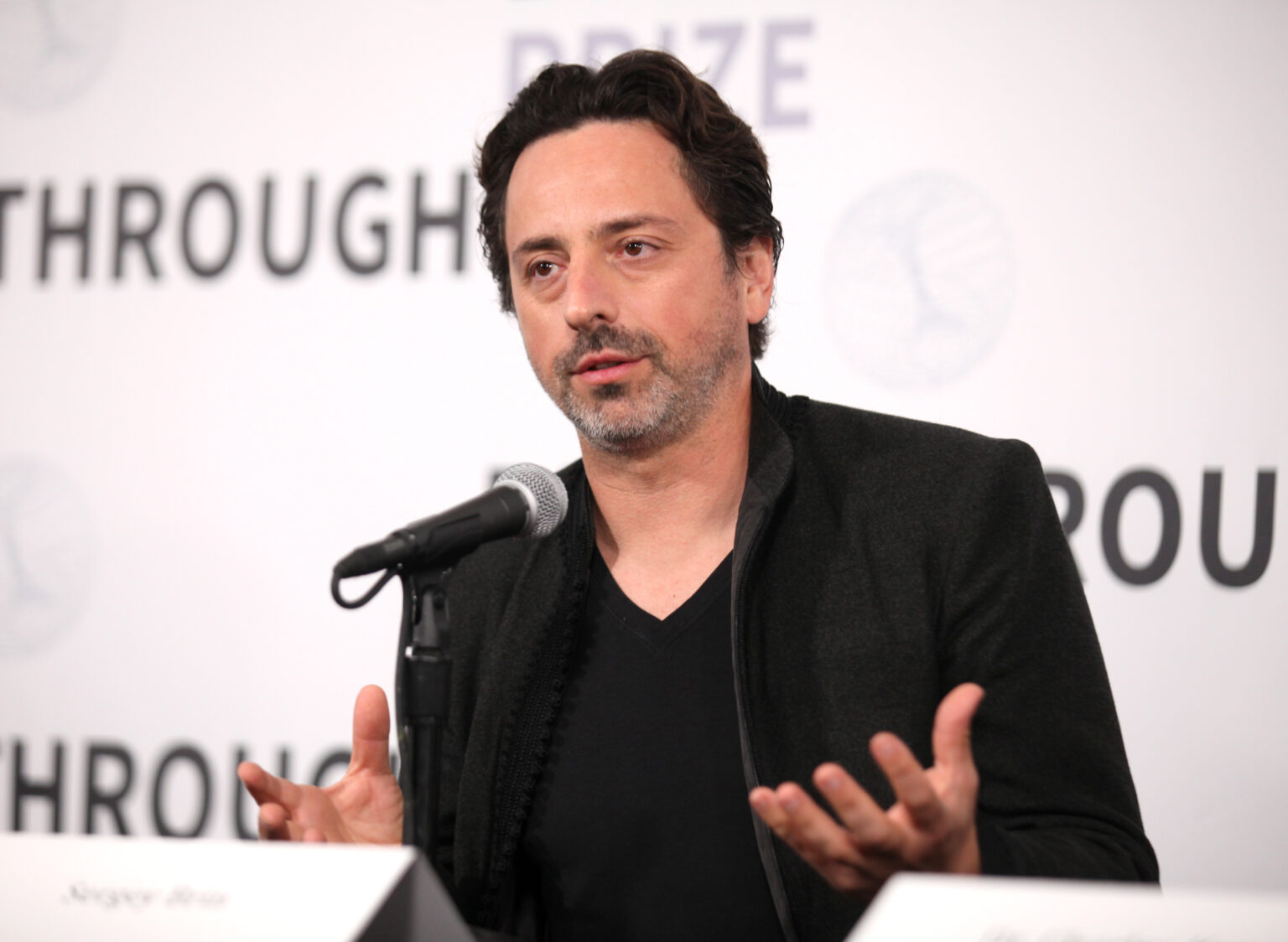 Sergey Brins Werdegang spiegelt eine faszinierende psychologische Reise wider. Als Sohn sowjetischer Mathematiker, der im Alter von sechs Jahren in die USA emigrierte, entwickelte er früh eine Affinität zu komplexen Problemen und analytischem Denken. Seine akademische Laufbahn an der University of Maryland und später an der Stanford University legte den Grundstein für seinen technologischen Einfallsreichtum.