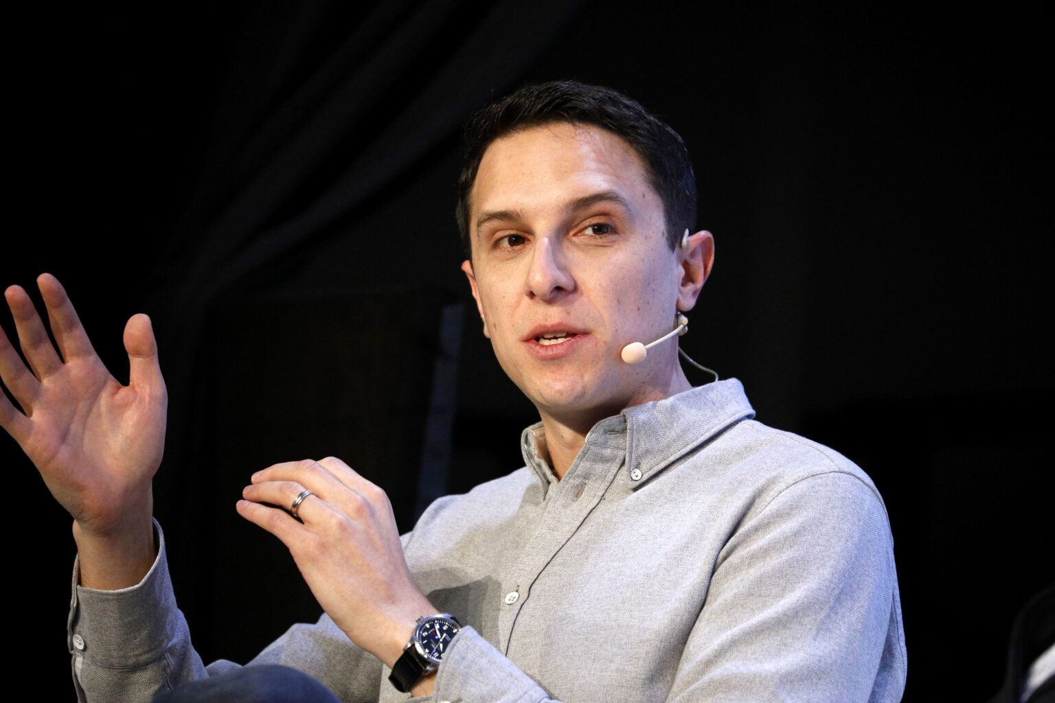 "Sie sollten nicht darüber nachdenken müssen, wo oder wie Sie Ihre Frage stellen", erklärt Robby Stein, VP of Product für Google Search, die Vision hinter der Funktion.