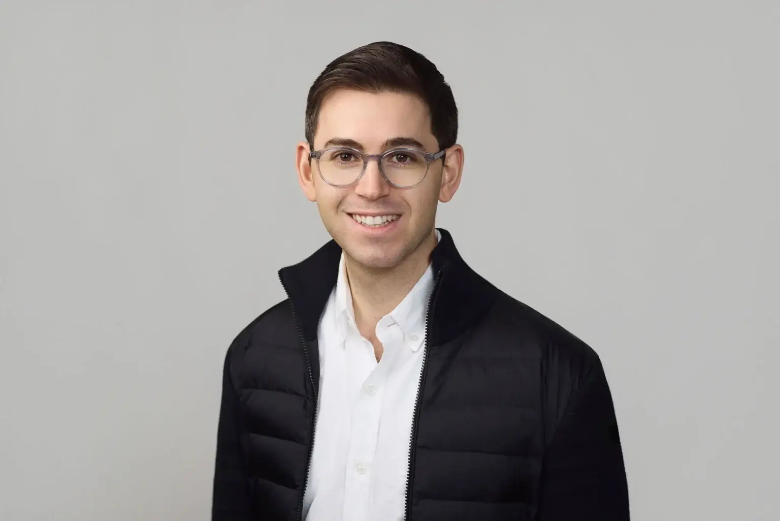 CEO Josh Meier ist ein ehemaliger OpenAI- und Meta-Forscher, der bei der Pionierarbeit für Frontier-KI half und die Entwicklung des ersten Transformer-Protein-Sprachmodells ESM1 mitleitete.