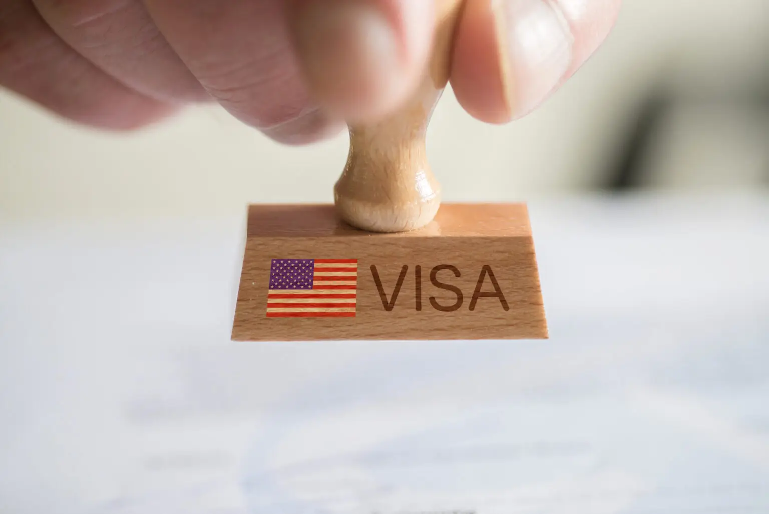 Die größten Tech-Konzerne der USA schlagen Alarm: Google und Apple raten ihren internationalen Talenten mit US-Visa dringend von Auslandsreisen ab. Der Grund? Dramatisch verlängerte Bearbeitungszeiten für Visa-Stempel, die eine Rückkehr in die USA für unbestimmte Zeit blockieren könnten.