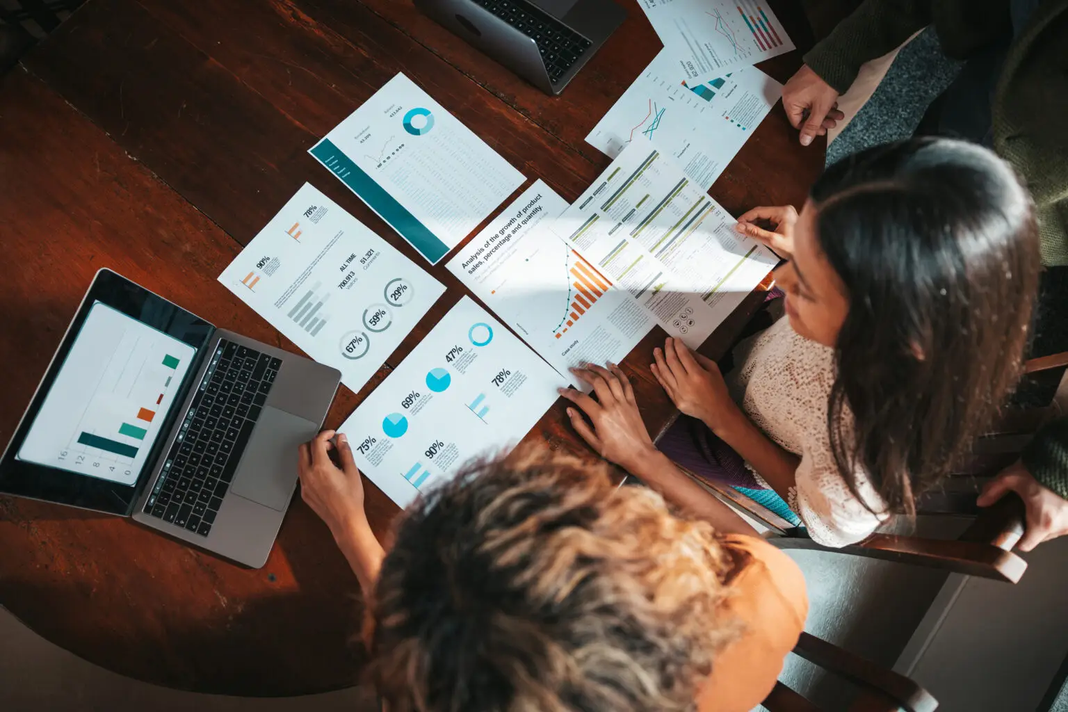 Case Studies liefern authentischen Social Proof und übertreffen generischen KI-Content durch reale Erfolgsgeschichten mit messbaren Ergebnissen.